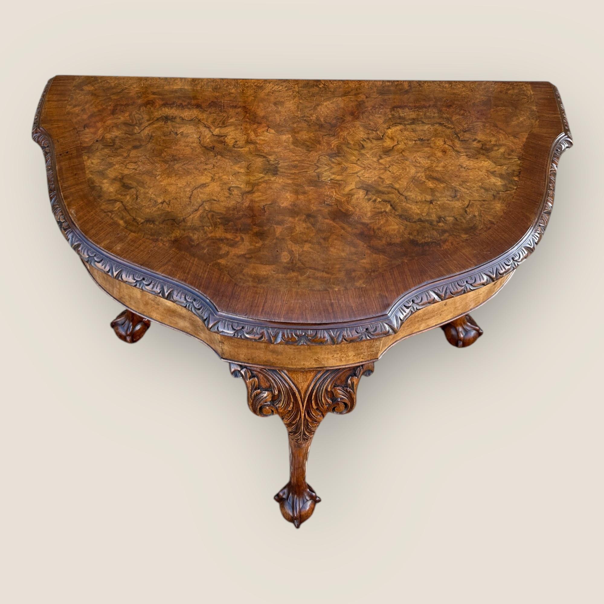 Queen Anne Style Walnut Side Table by Maple & Co In Good Condition For Sale In King's Lynn, GB