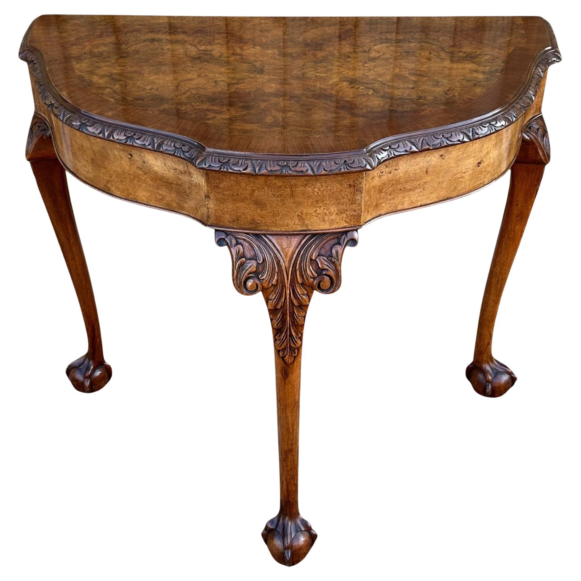 Table d'appoint en noyer de style Queen Anne par Maple & Co.