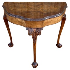 Table d'appoint en noyer de style Queen Anne par Maple & Co.