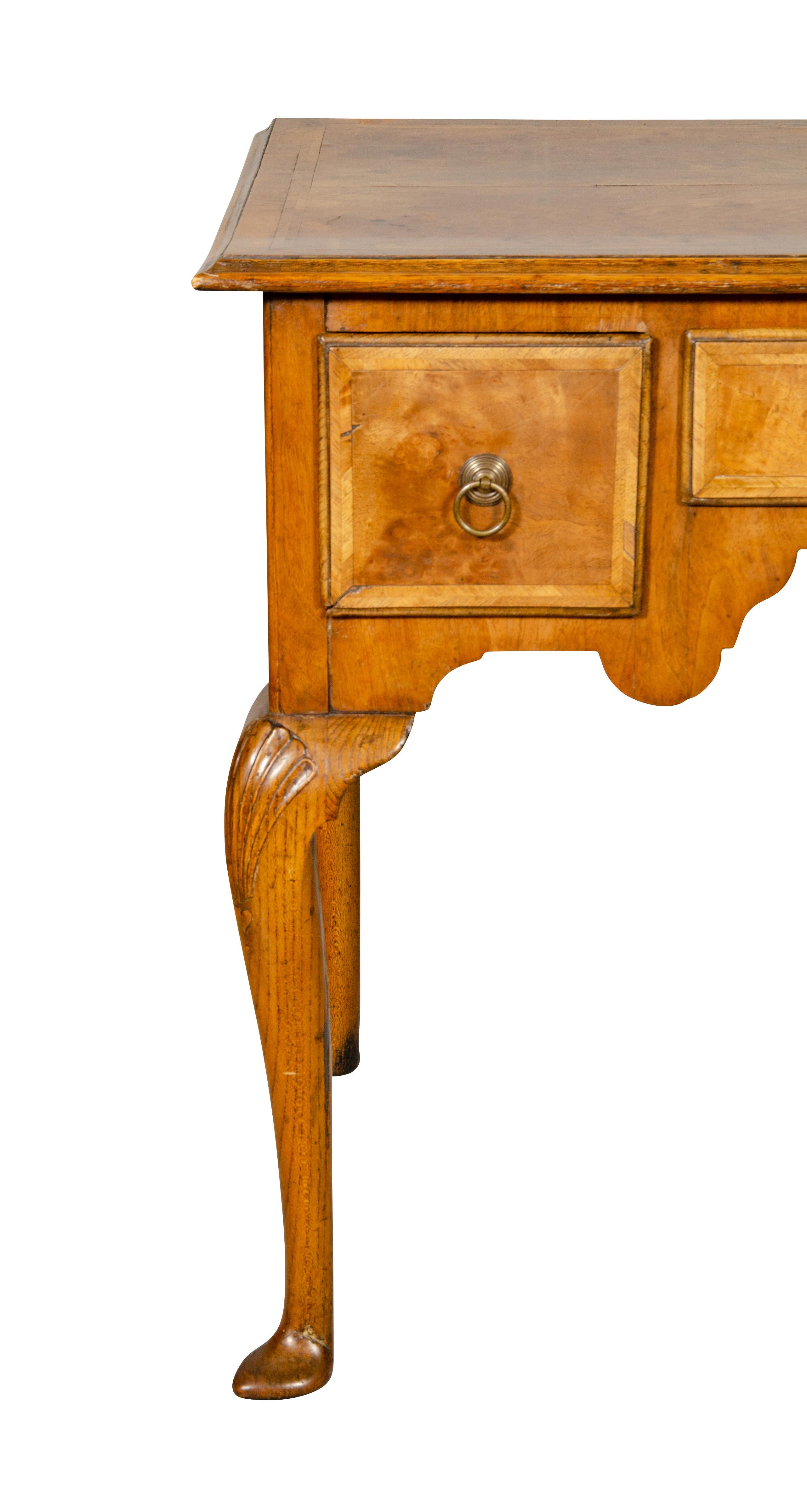 Mesa auxiliar de nogal estilo Queen Anne 4