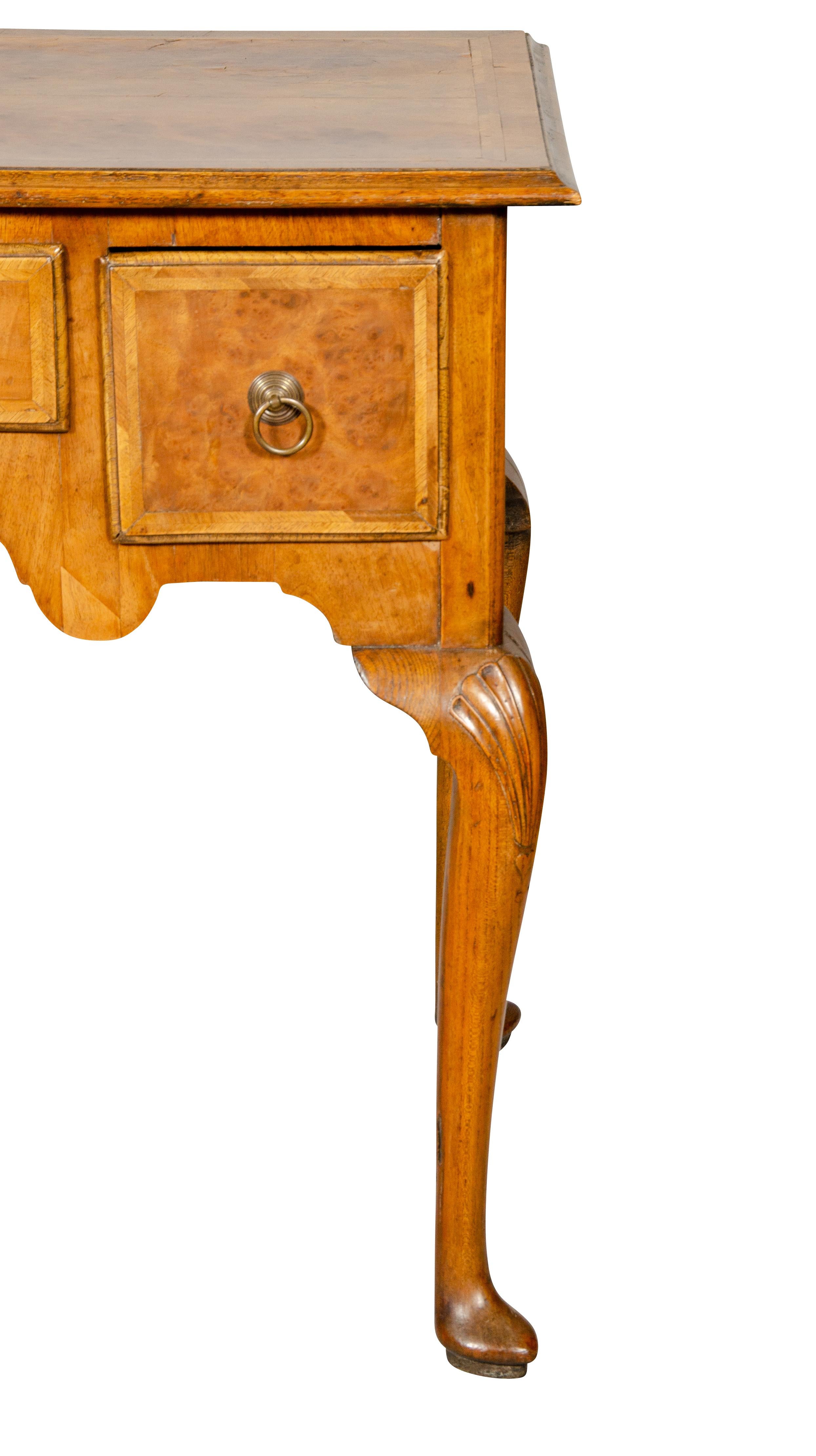 Mesa auxiliar de nogal estilo Queen Anne 5
