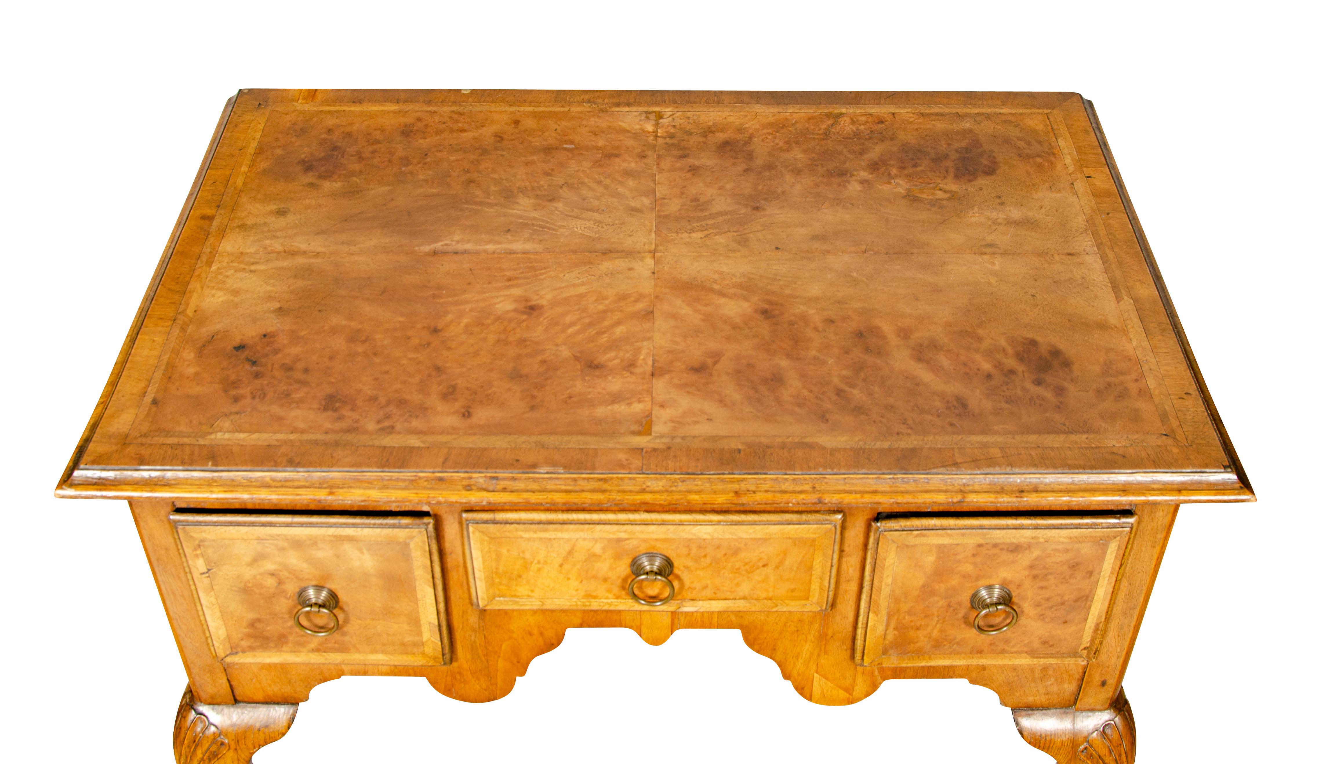 Mesa auxiliar de nogal estilo Queen Anne 6