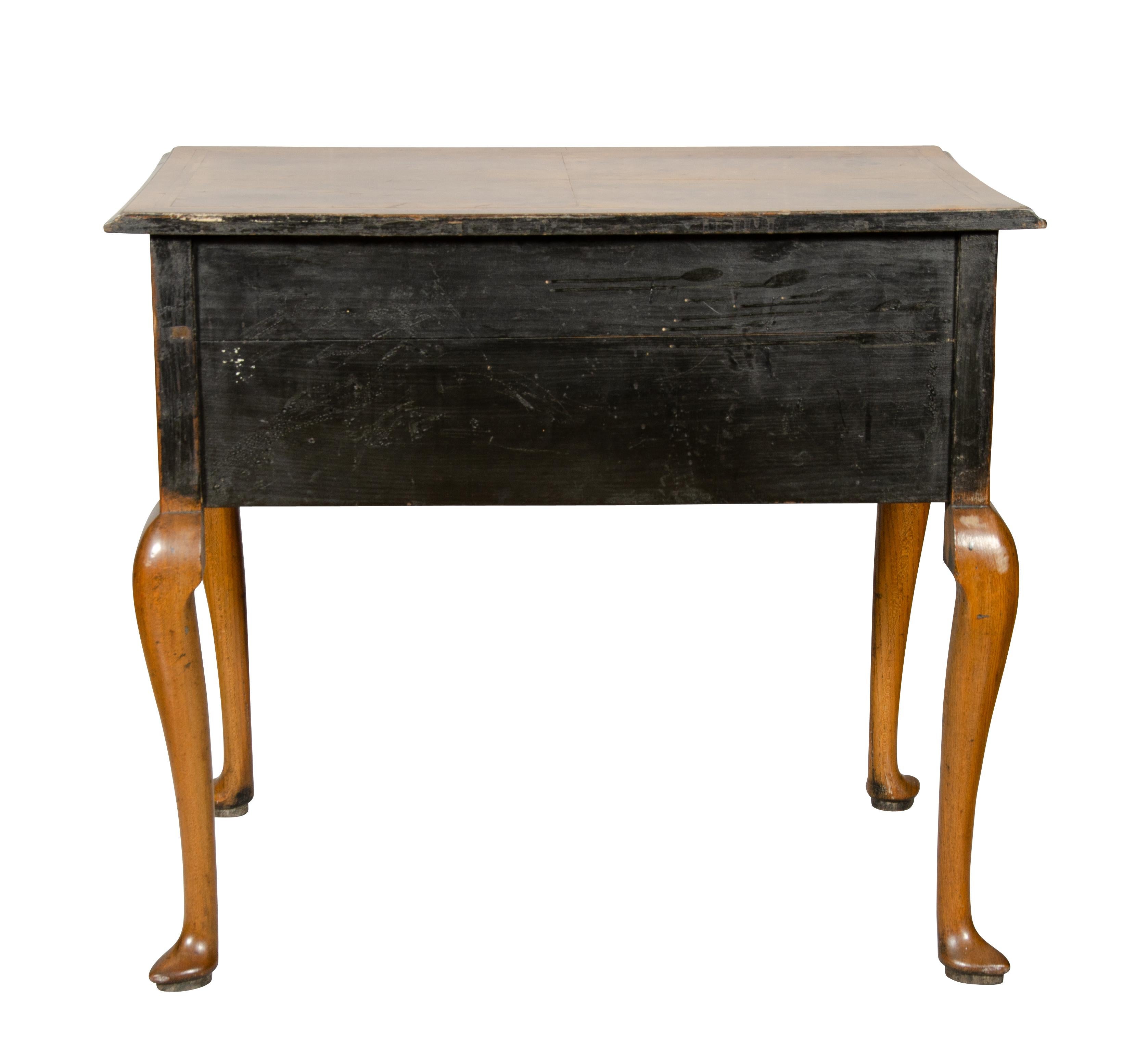 Mesa auxiliar de nogal estilo Queen Anne 8
