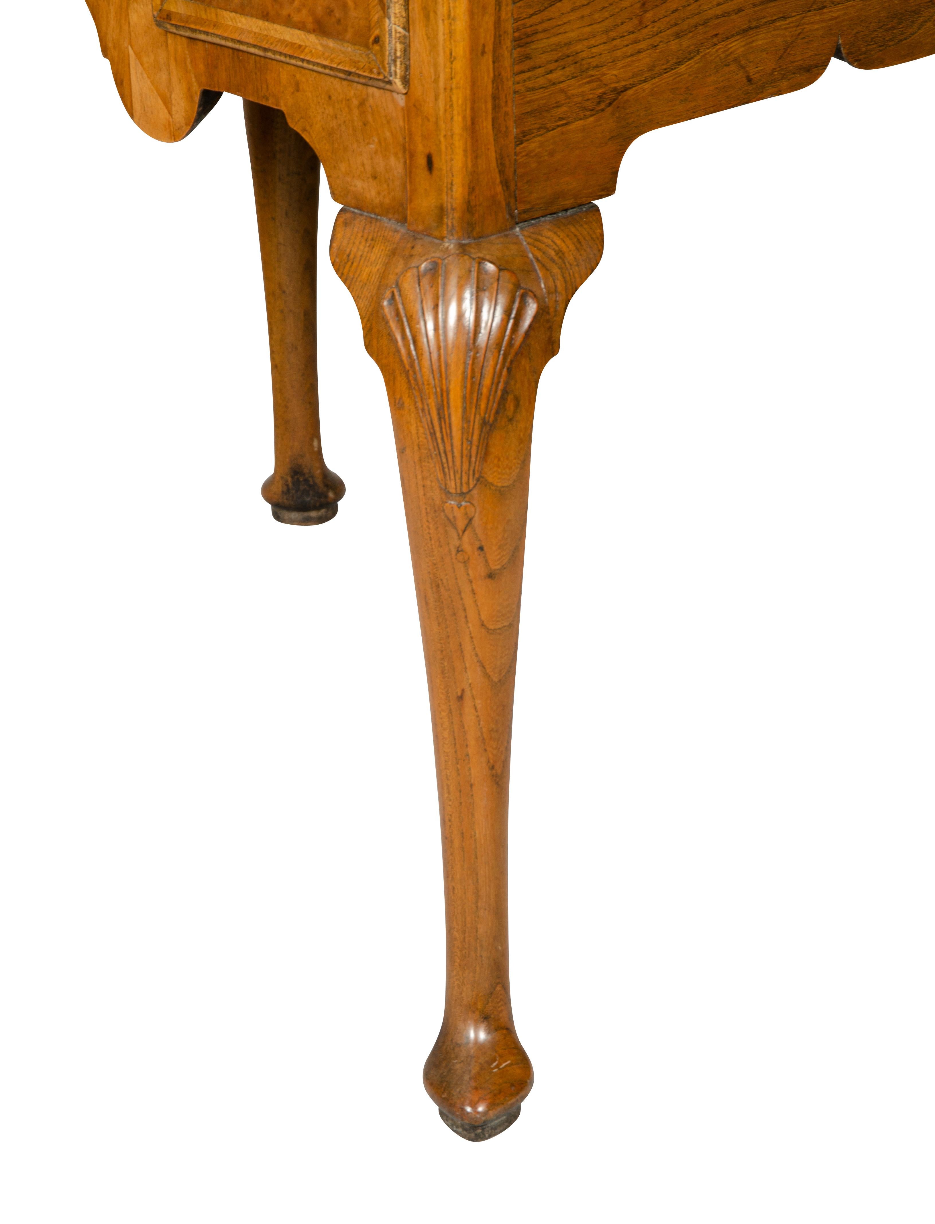 Mesa auxiliar de nogal estilo Queen Anne 9