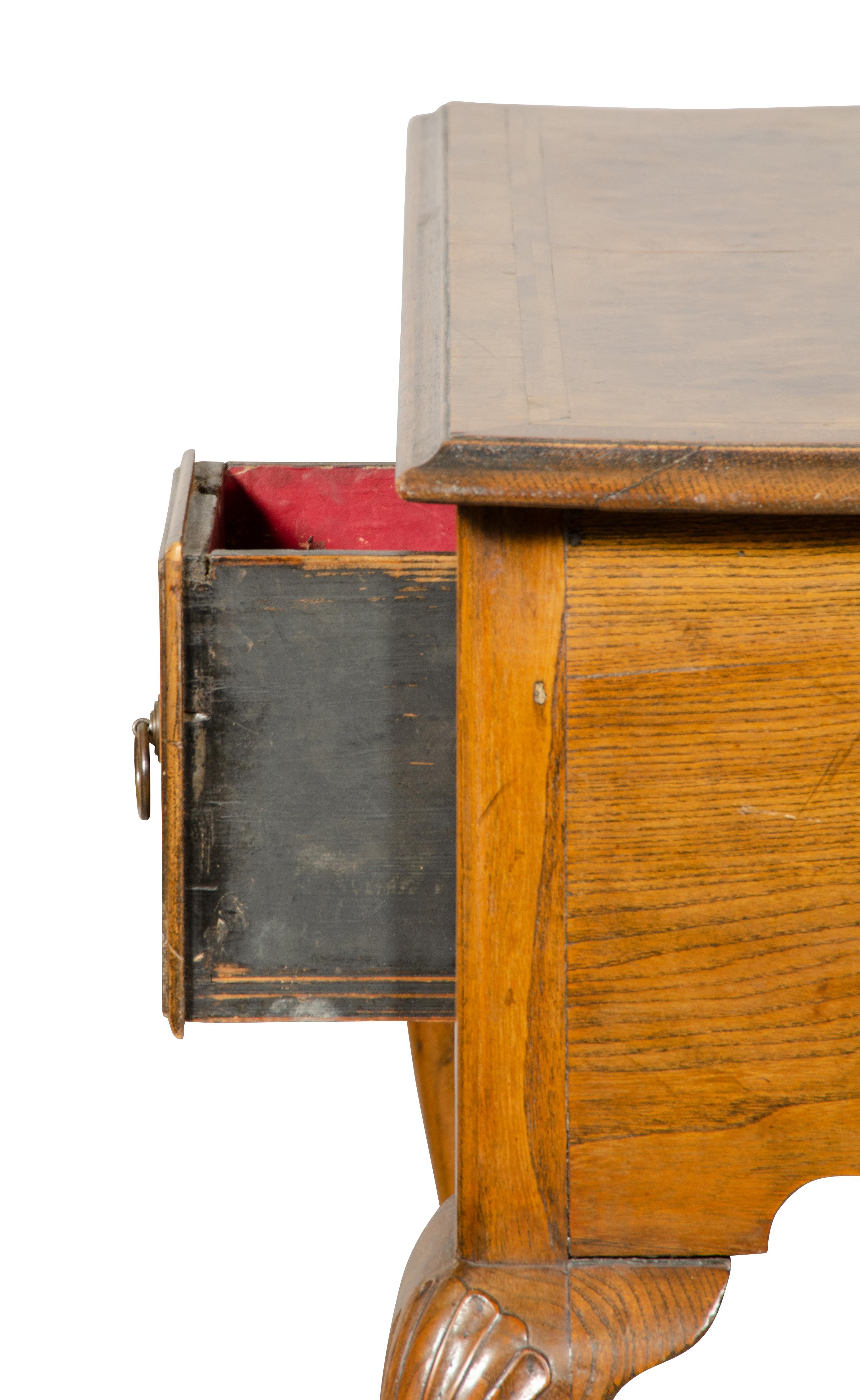 Mesa auxiliar de nogal estilo Queen Anne 10
