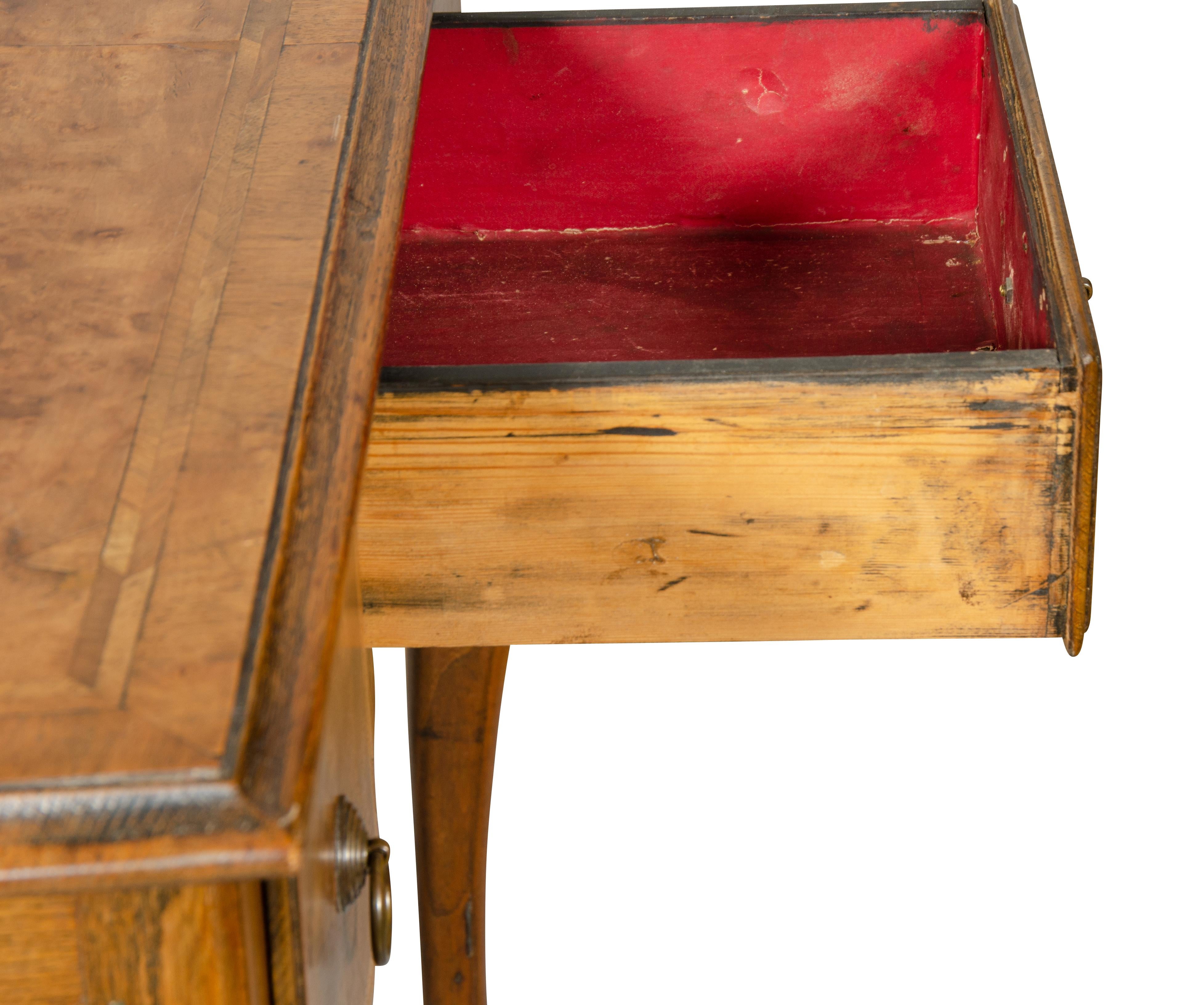 Mesa auxiliar de nogal estilo Queen Anne 11