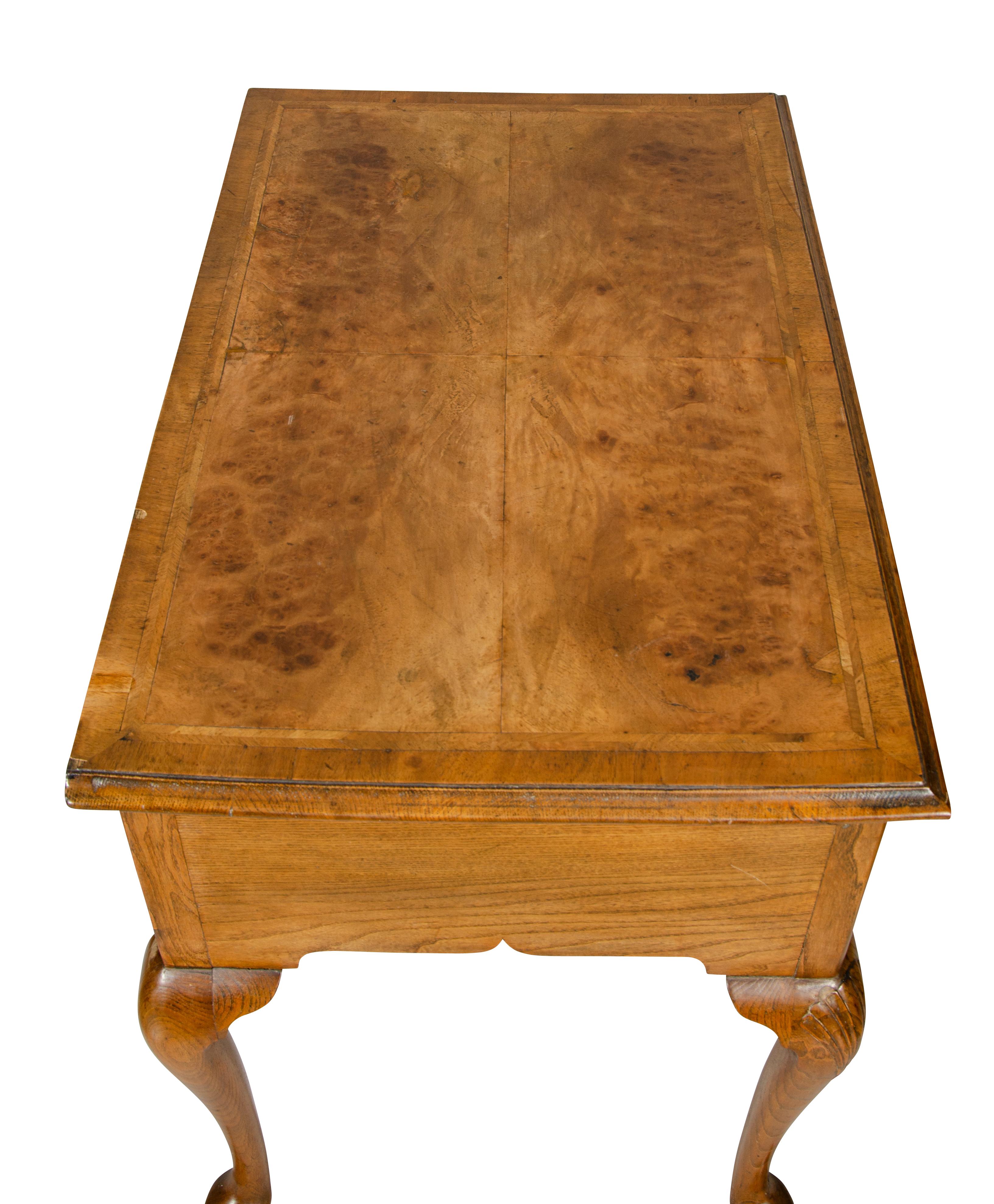 Mesa auxiliar de nogal estilo Queen Anne 12