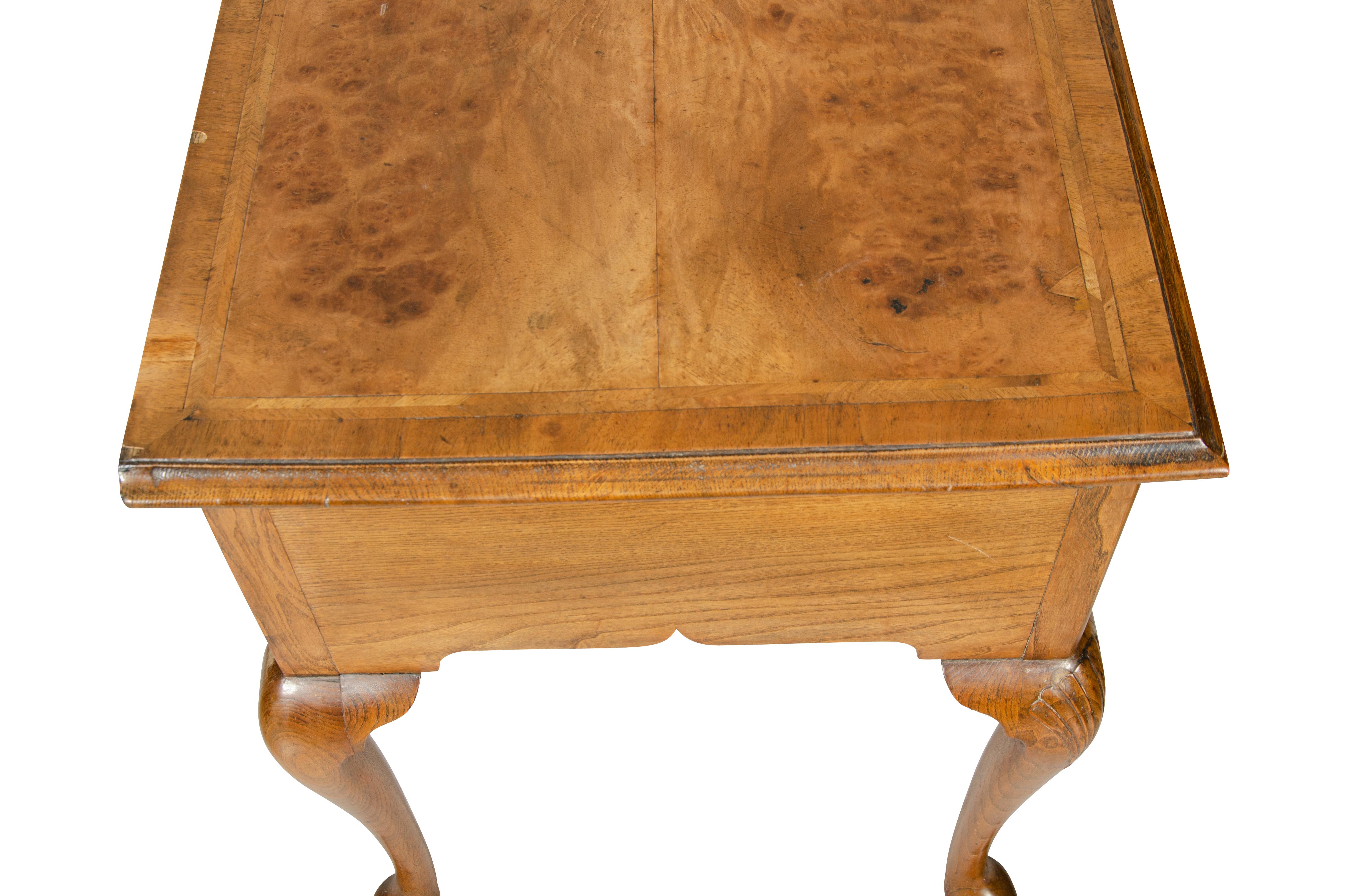 Mesa auxiliar de nogal estilo Queen Anne 13