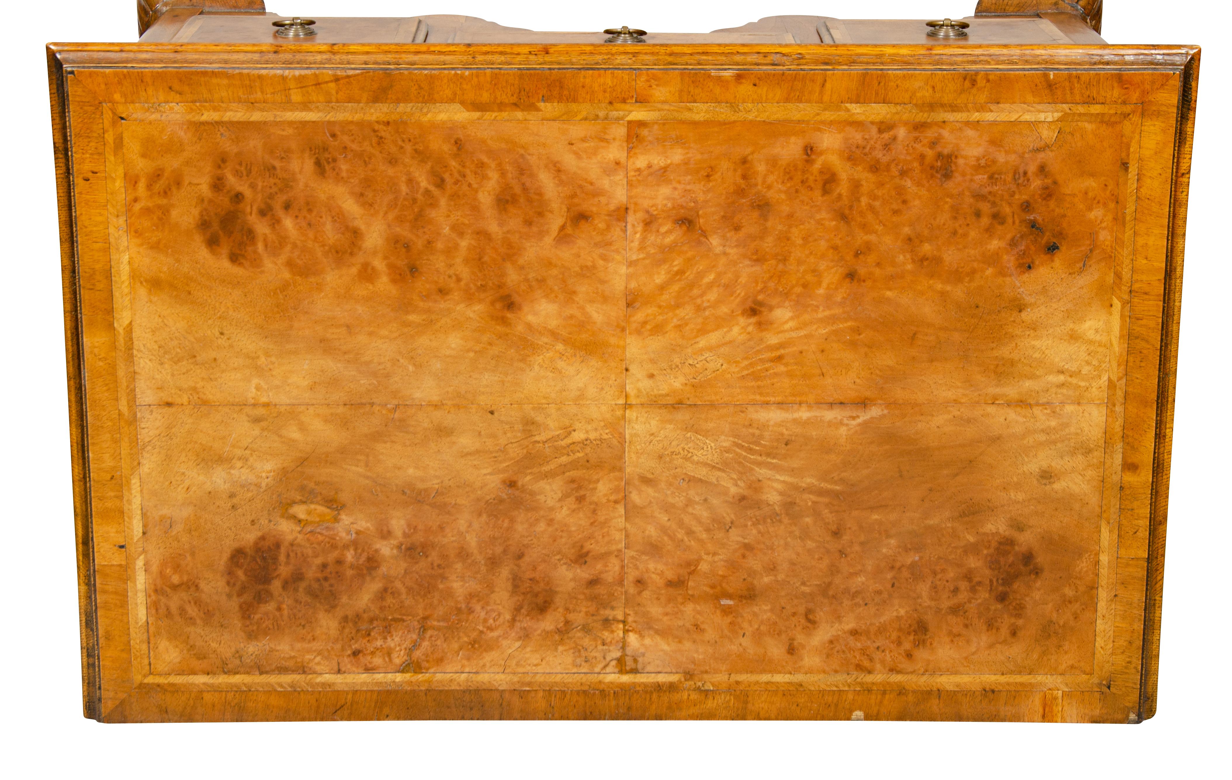 Mesa auxiliar de nogal estilo Queen Anne 14