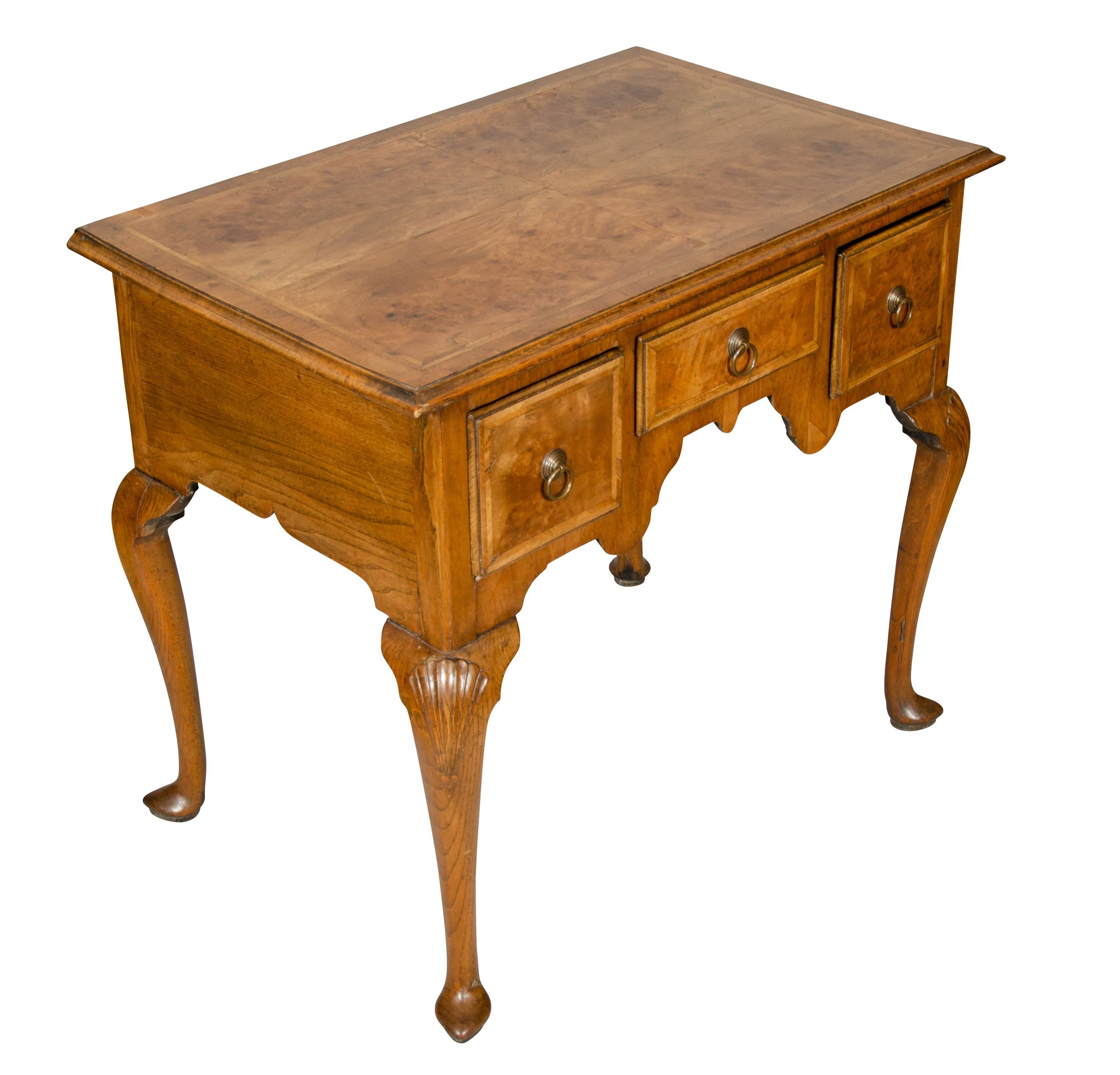 Mesa auxiliar de nogal estilo Queen Anne Inglés