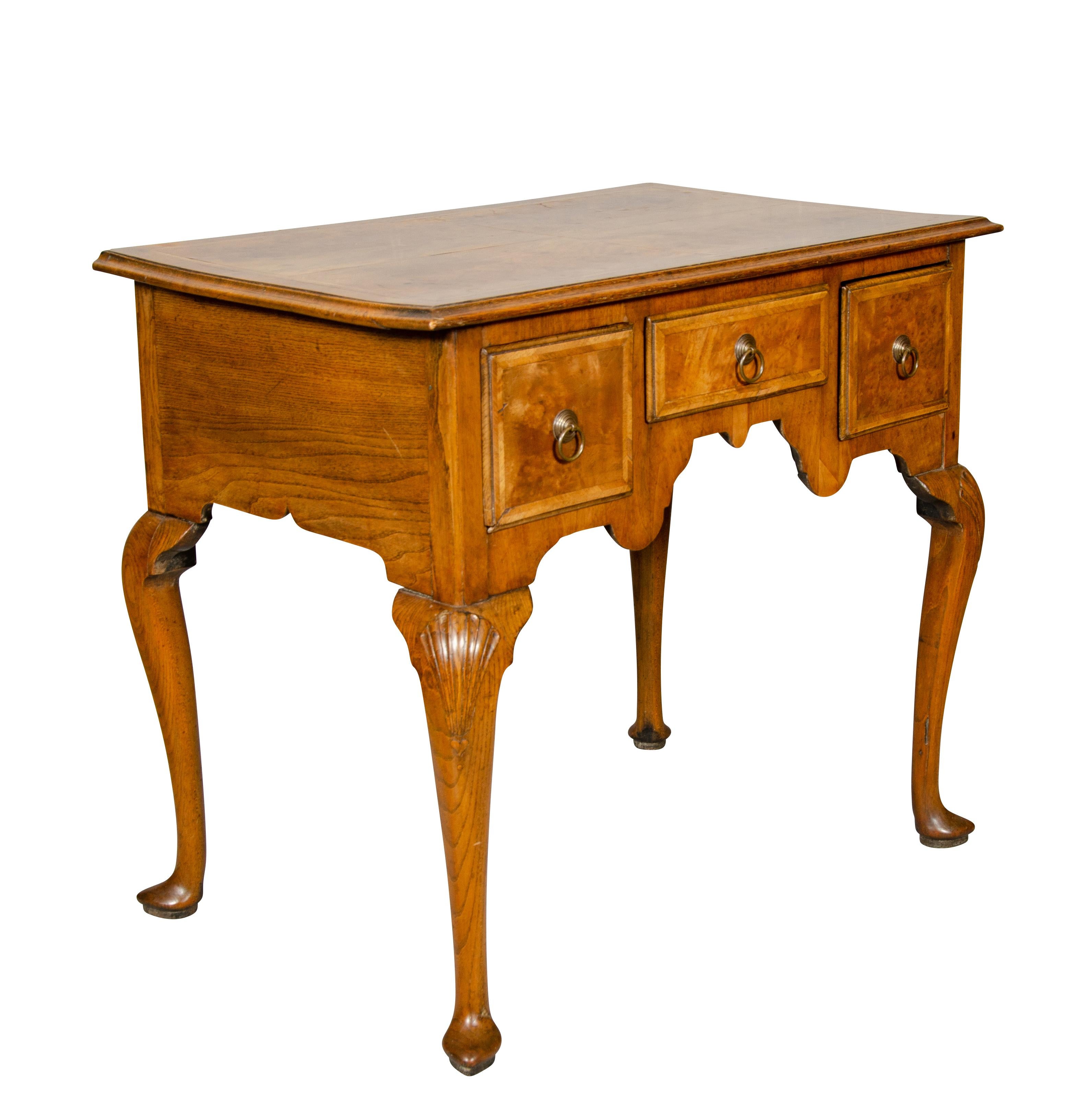 Mesa auxiliar de nogal estilo Queen Anne en Bueno Estado en Essex, MA