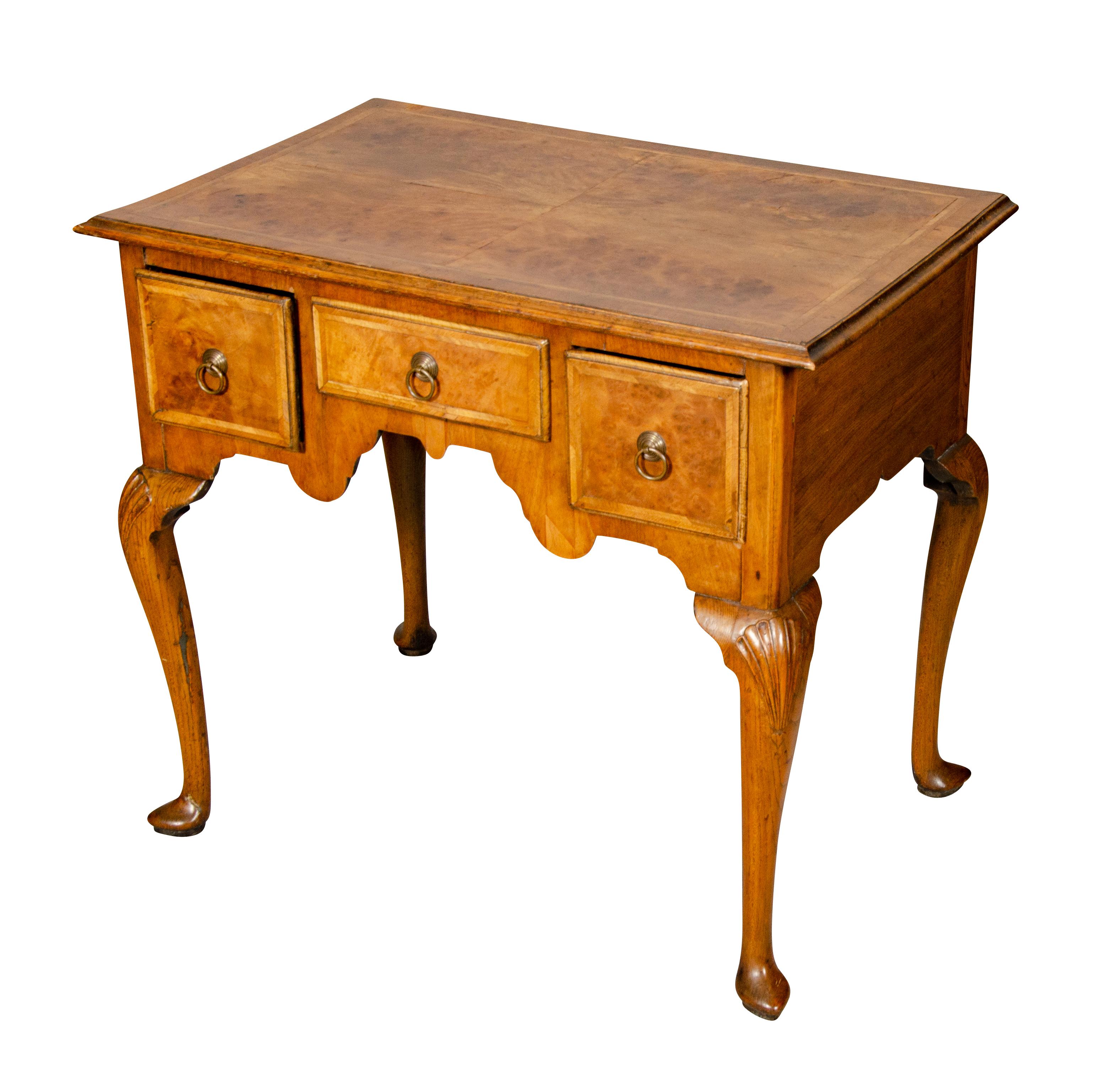 Mesa auxiliar de nogal estilo Queen Anne principios del siglo XVIII