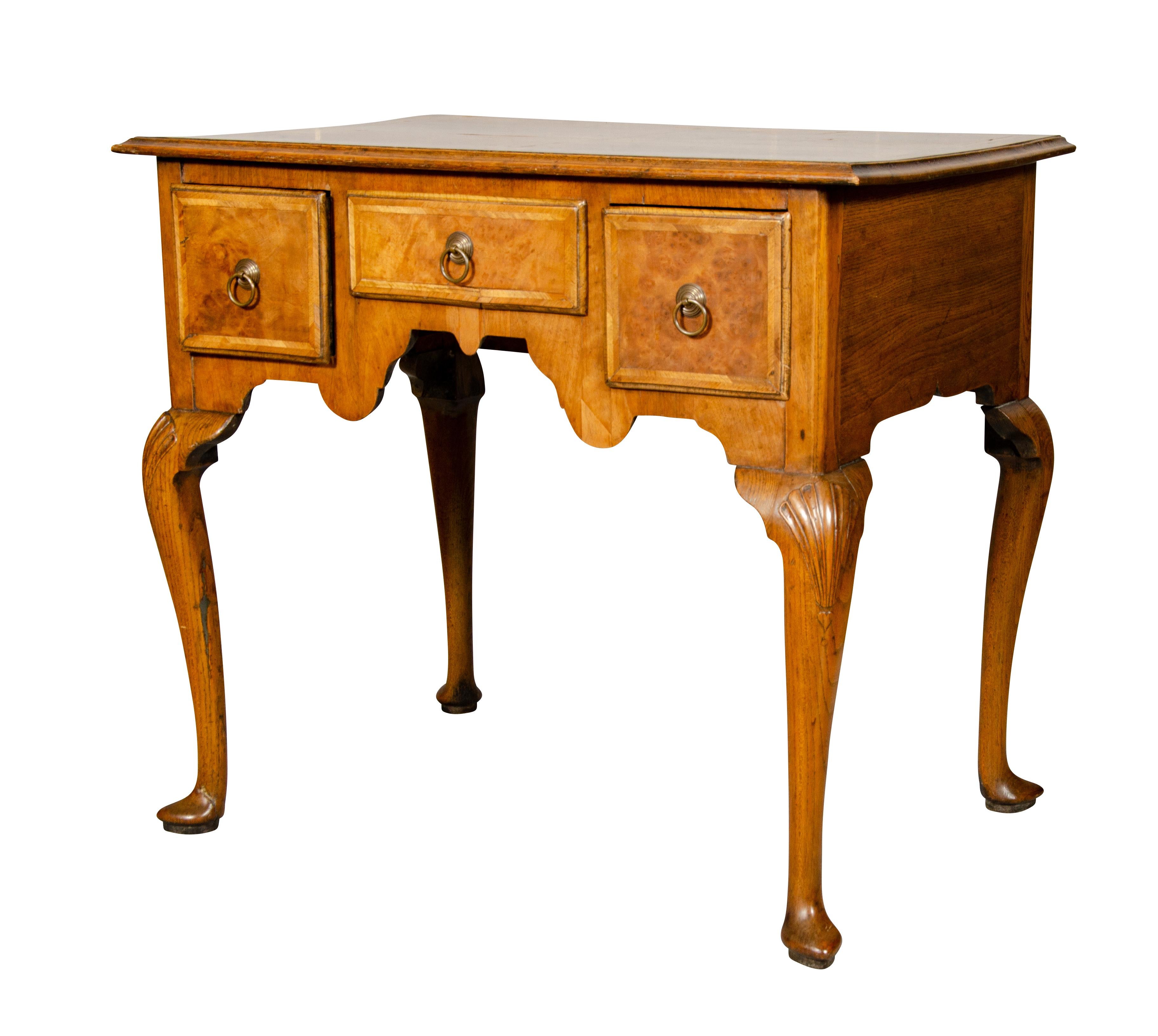 Mesa auxiliar de nogal estilo Queen Anne Nogal