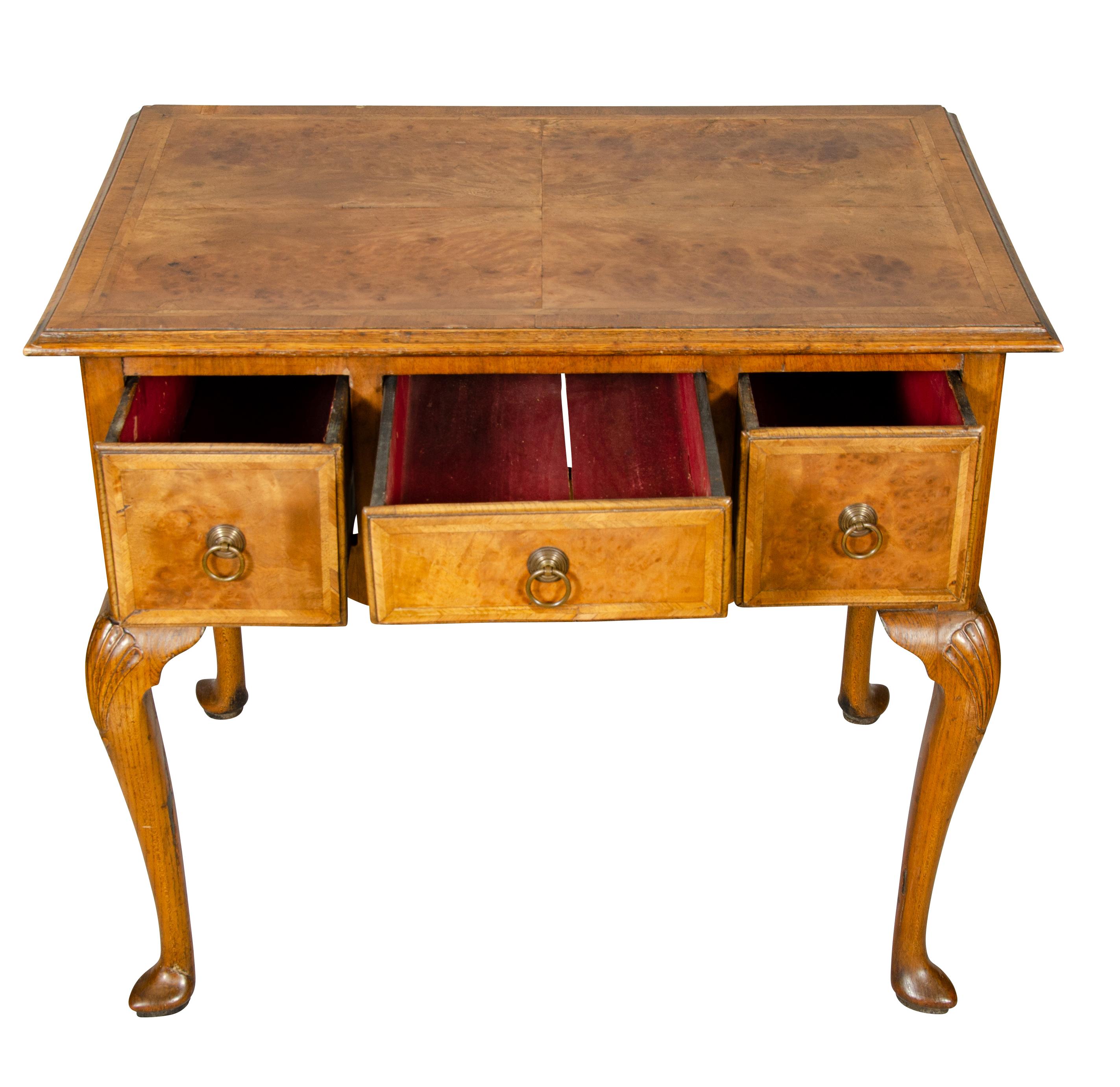 Mesa auxiliar de nogal estilo Queen Anne 1