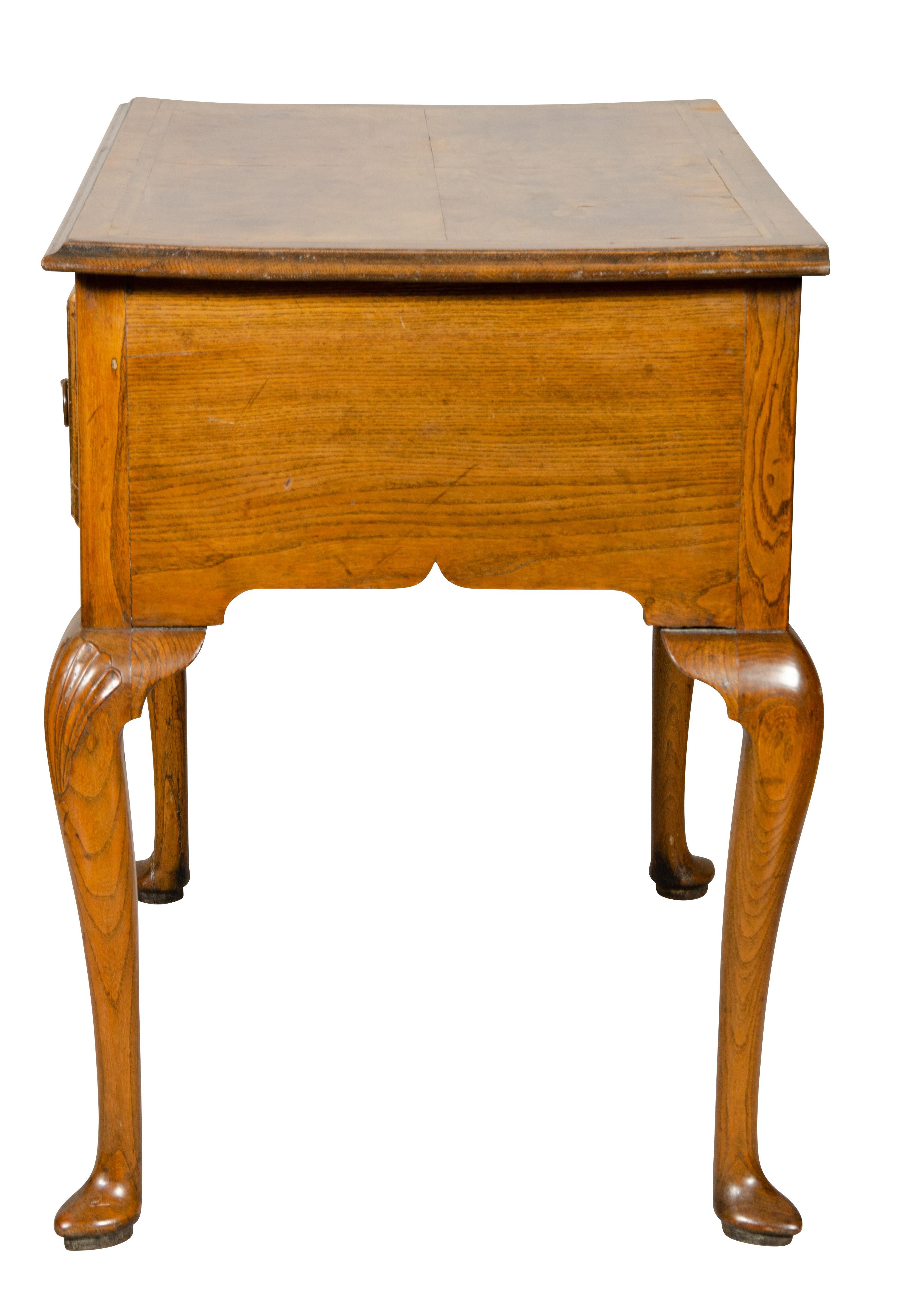 Mesa auxiliar de nogal estilo Queen Anne 3