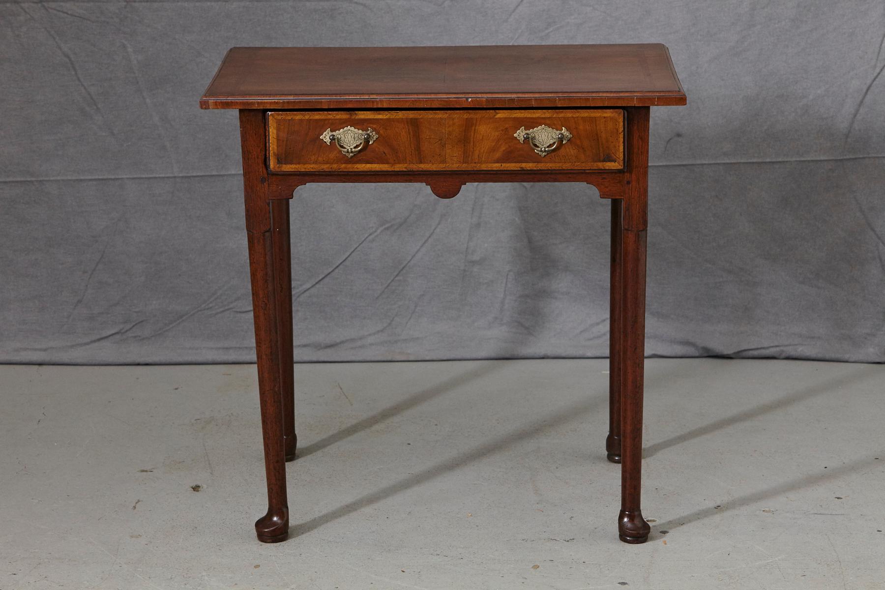 Queen Anne Style Walnut Side Table with Wood Inlays and Brass Hardware In Good Condition In Pau, FR