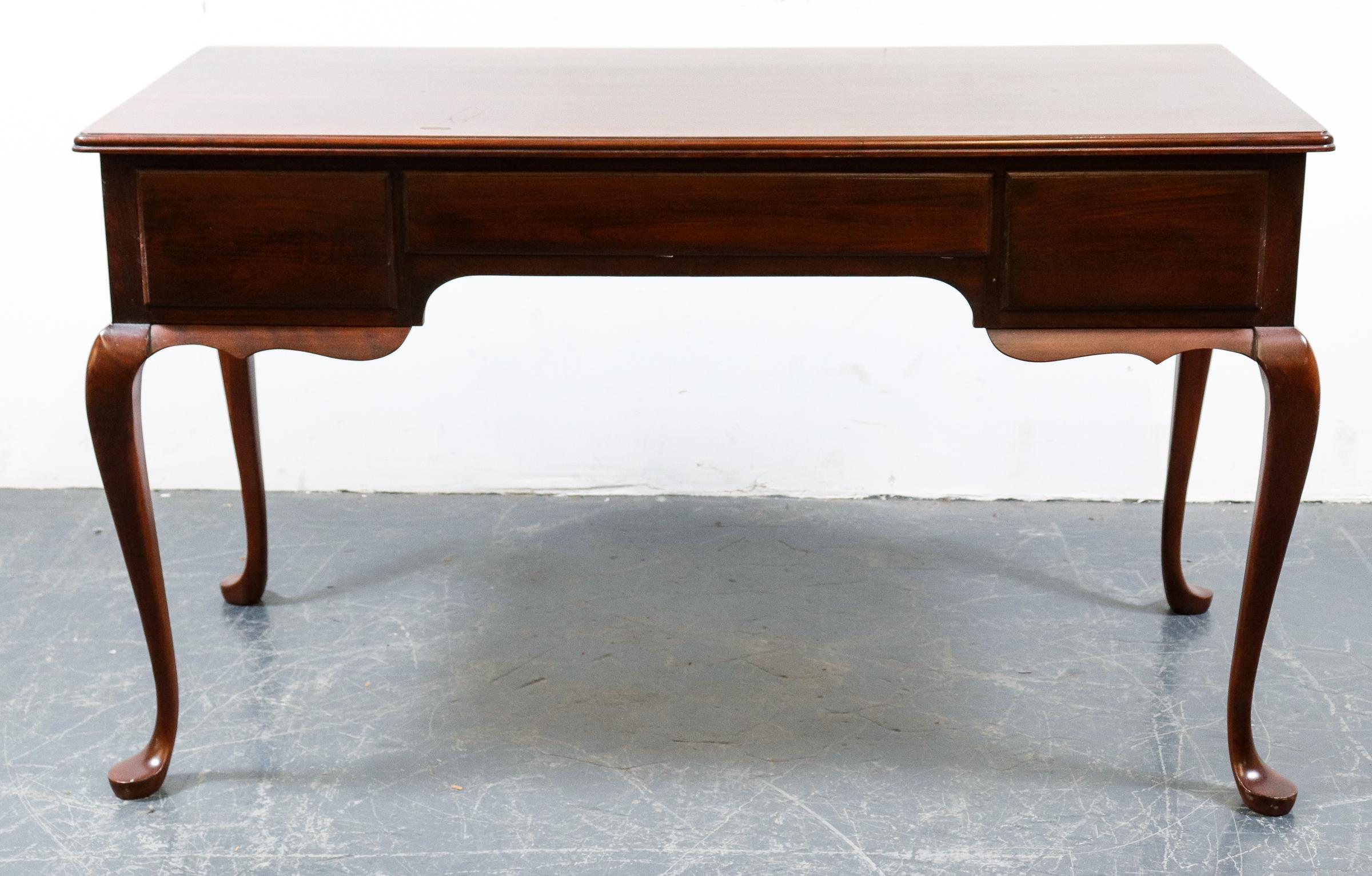Queen Anne Style Writing Desk In Good Condition In New York, NY