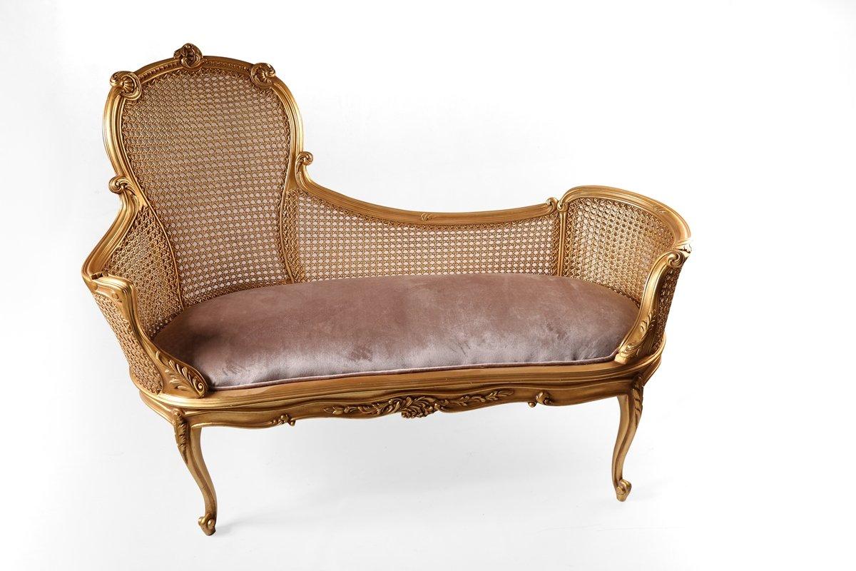 A beautiful Queen Anne traditional chaise lounge, 20th century.

Queen Anne traditional handmade chaise lounge is a great representation of the Queen Anne furniture style. This style is known with its curving shapes, cabriole legs, cushioned seats