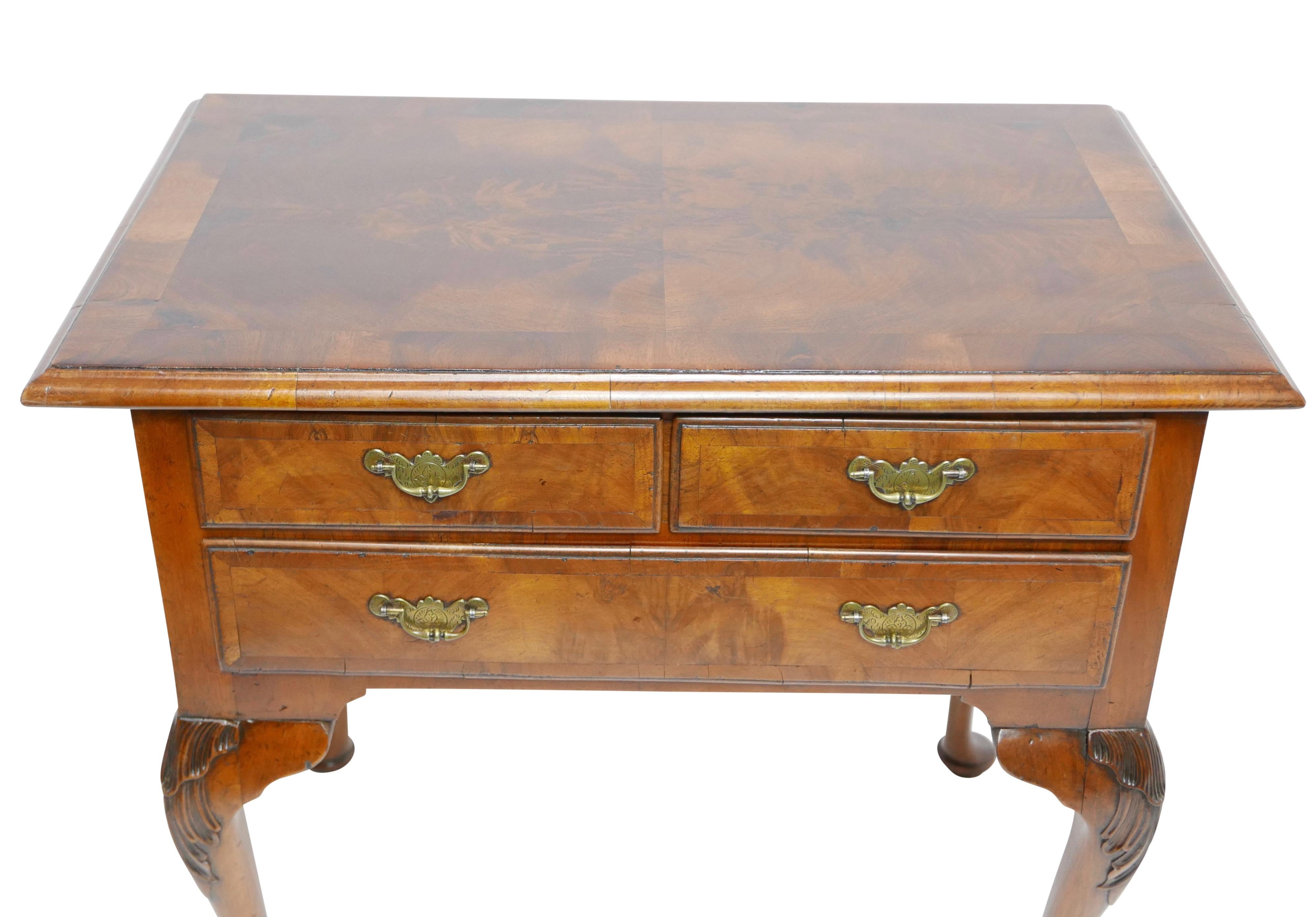Lowboy in noce e radica di Queen Anne, Inghilterra, metà del XVIII secolo In condizioni buone in vendita a San Francisco, CA