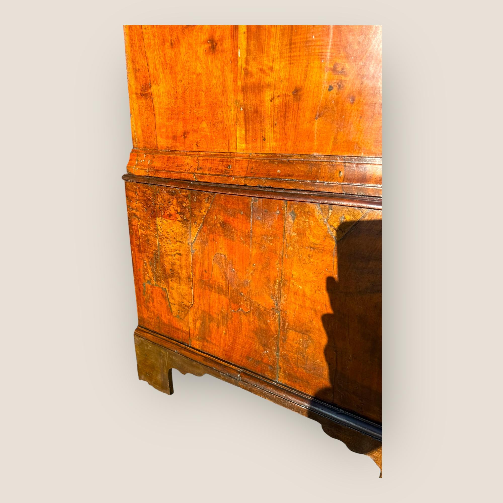 Queen Anne Walnut Chest of Drawers For Sale 3