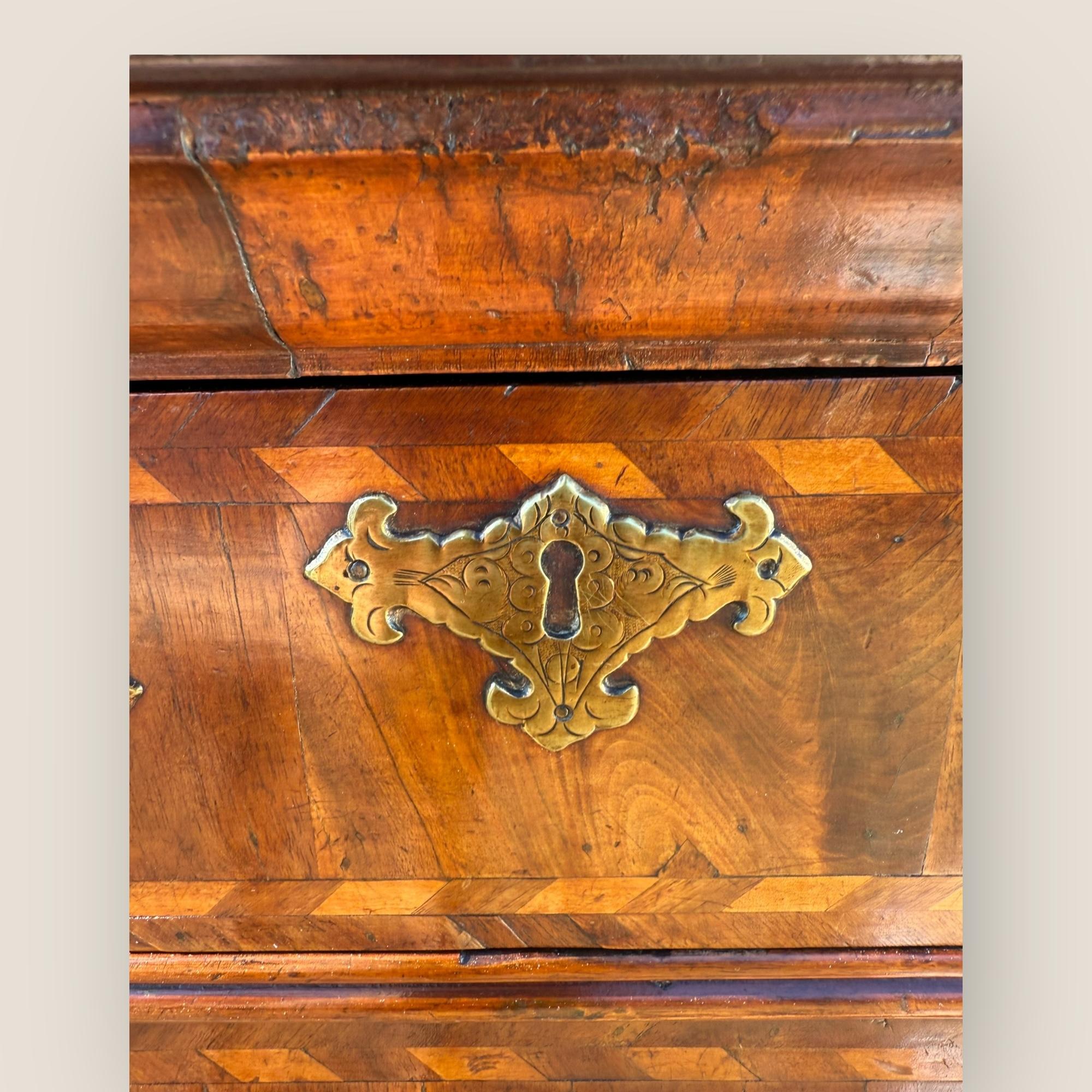 Queen Anne Walnut Chest of Drawers For Sale 5