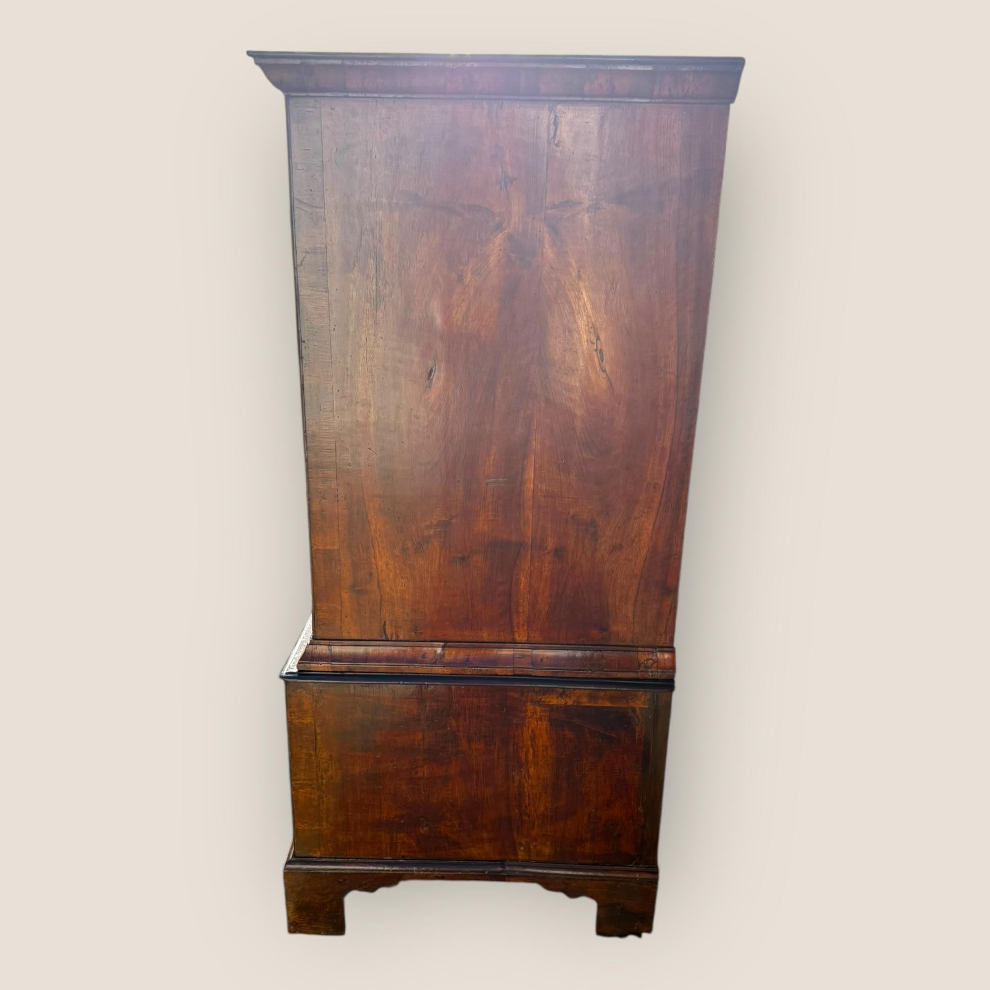 Early 18th Century Queen Anne Walnut Chest of Drawers For Sale
