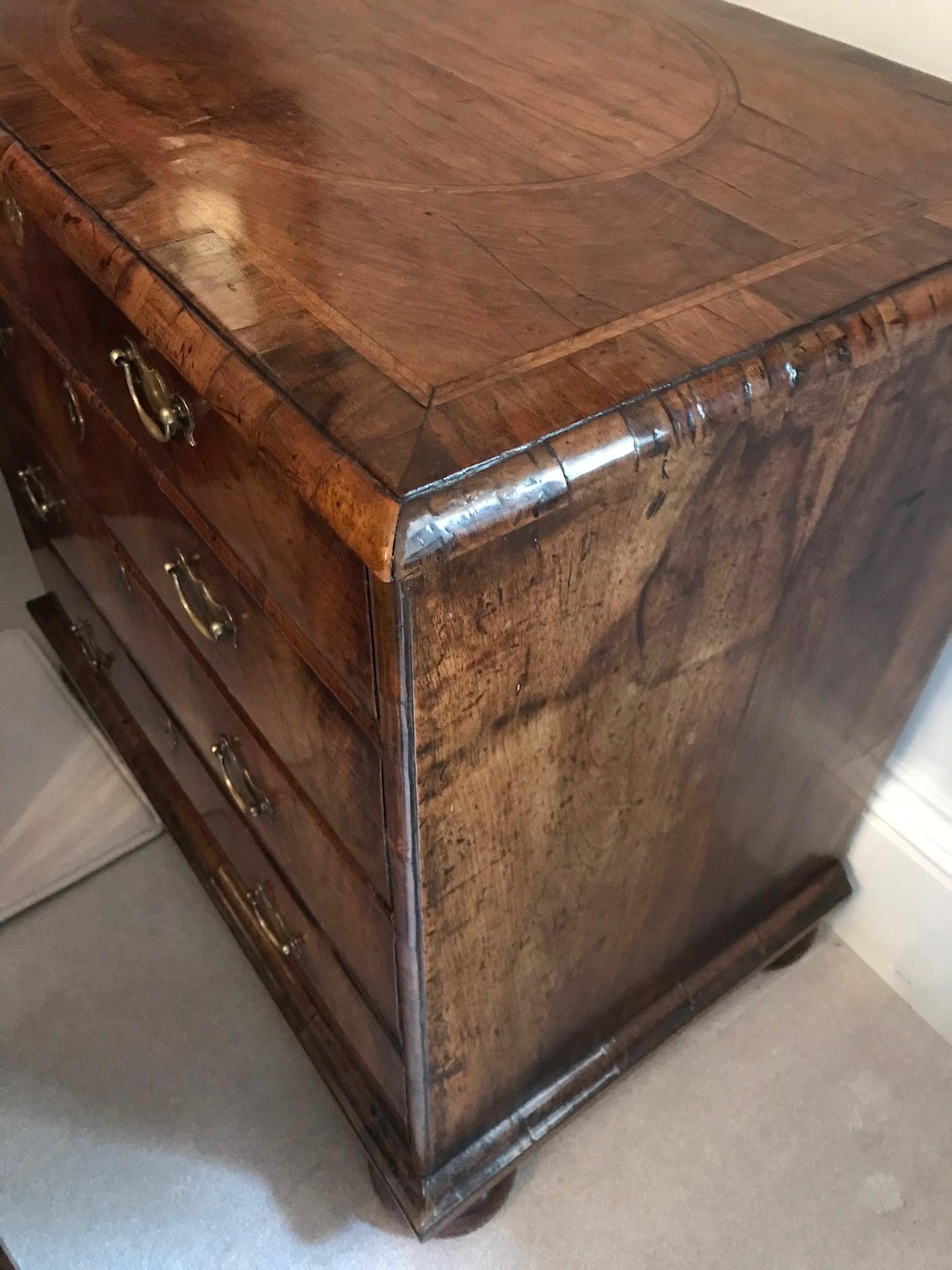 Early 18th Century Antique English Queen Anne Walnut Chest of Drawers For Sale 1