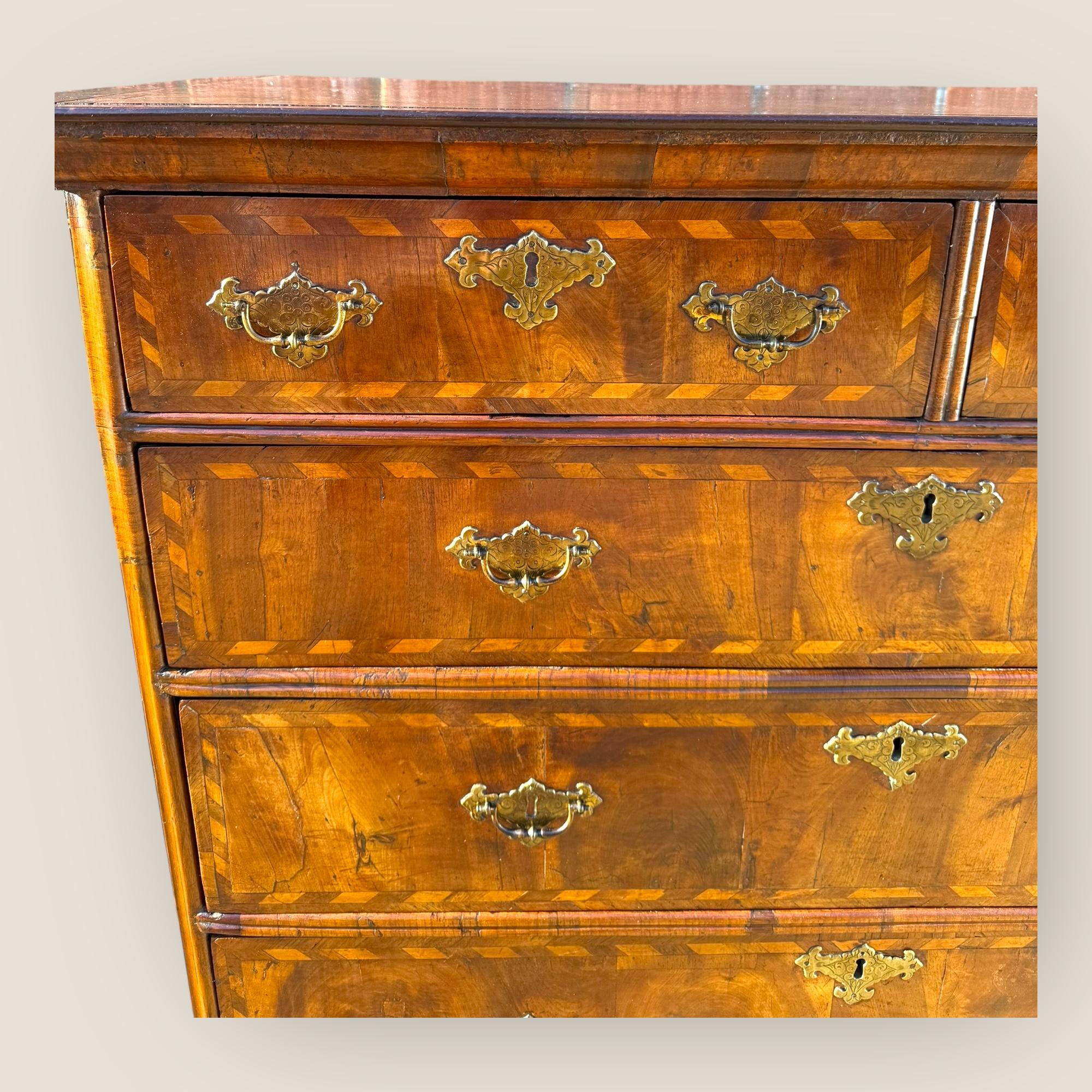 Queen Anne Walnut Chest of Drawers For Sale 1