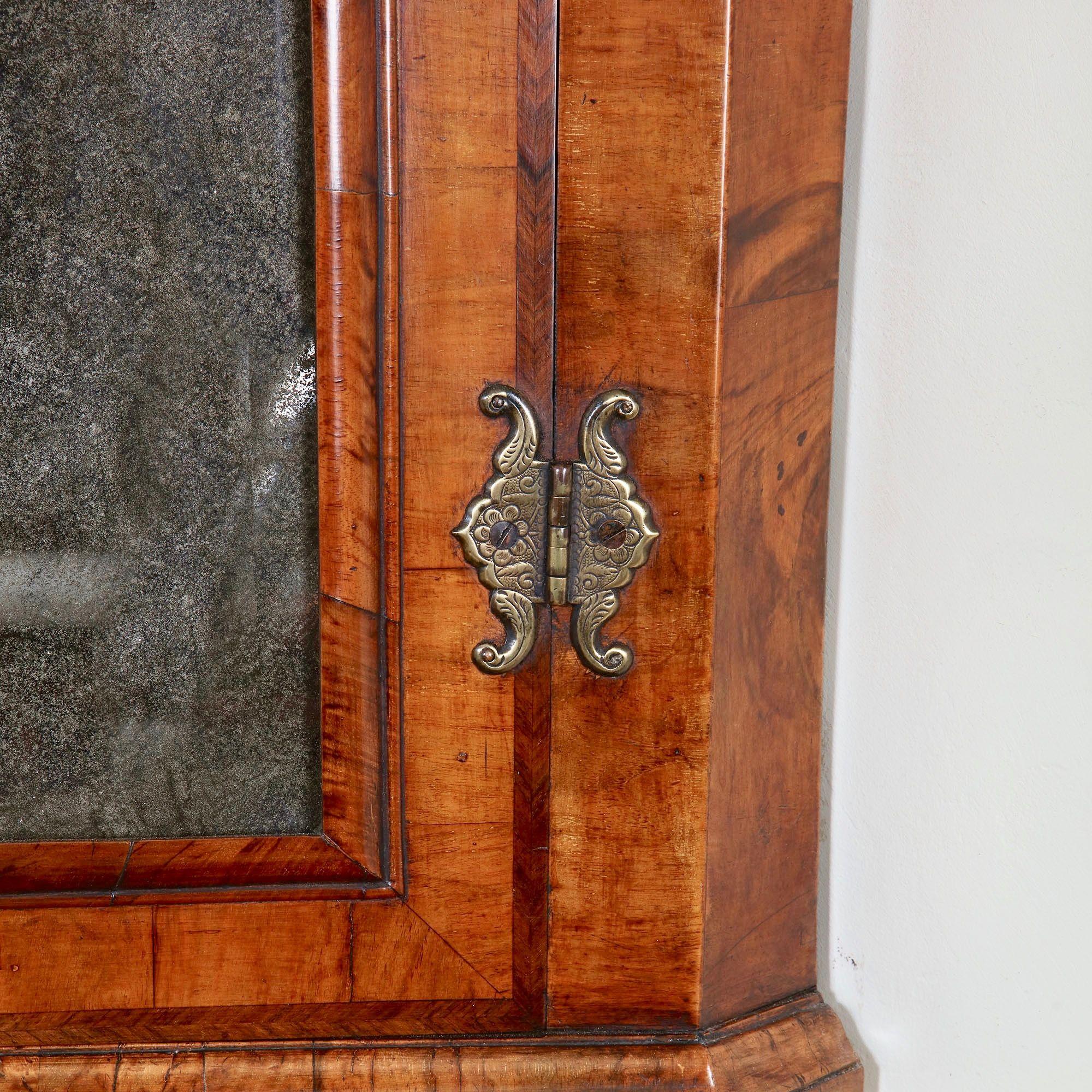 Queen Anne Walnut Corner Cupboard with Beveled Mirror Plate In Good Condition For Sale In Oxfordshire, United Kingdom