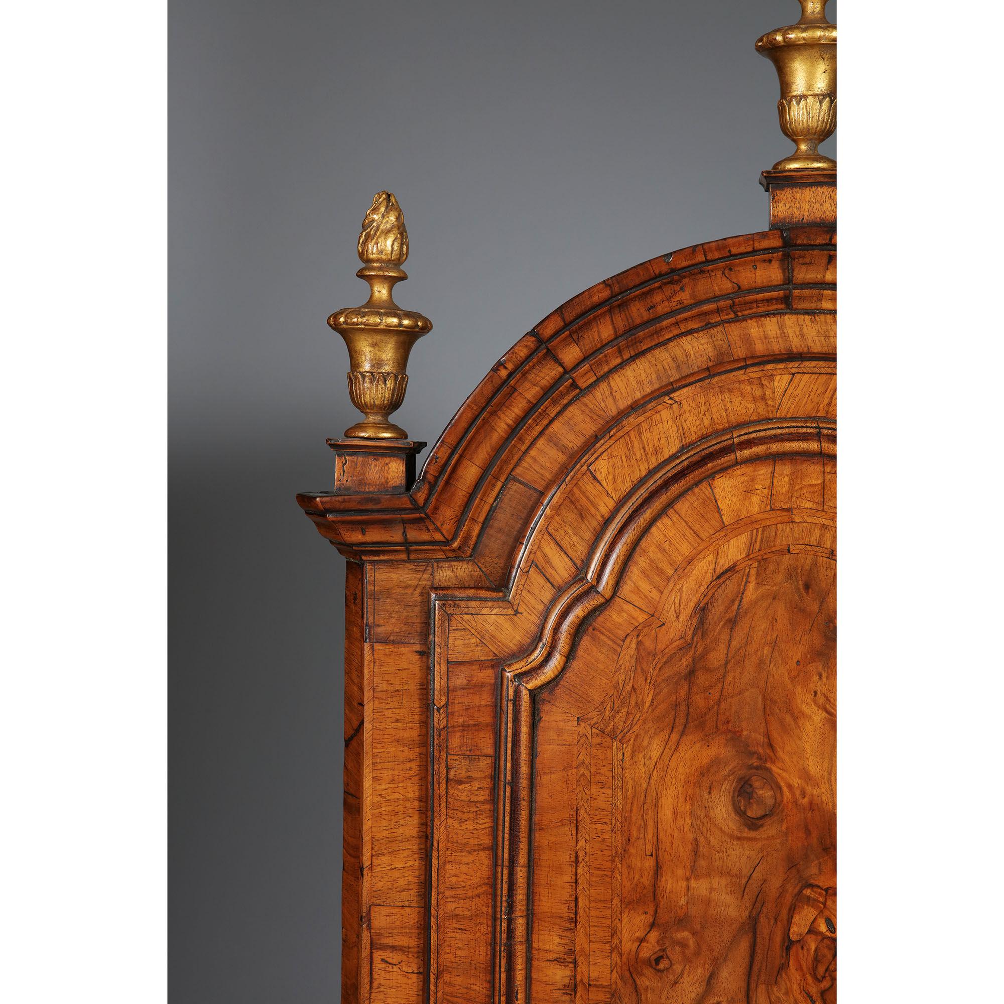 Ein hervorragender und seltener Queen Anne (1702-1714) Kuppel-Eckschrank mit geschnitzten Vergoldungsknäufen.

Wenn man beginnt, die vom Designer/Schreiner eingesetzten Details aufzuschlüsseln, zeigt sich, wie versiert die technischen Aspekte