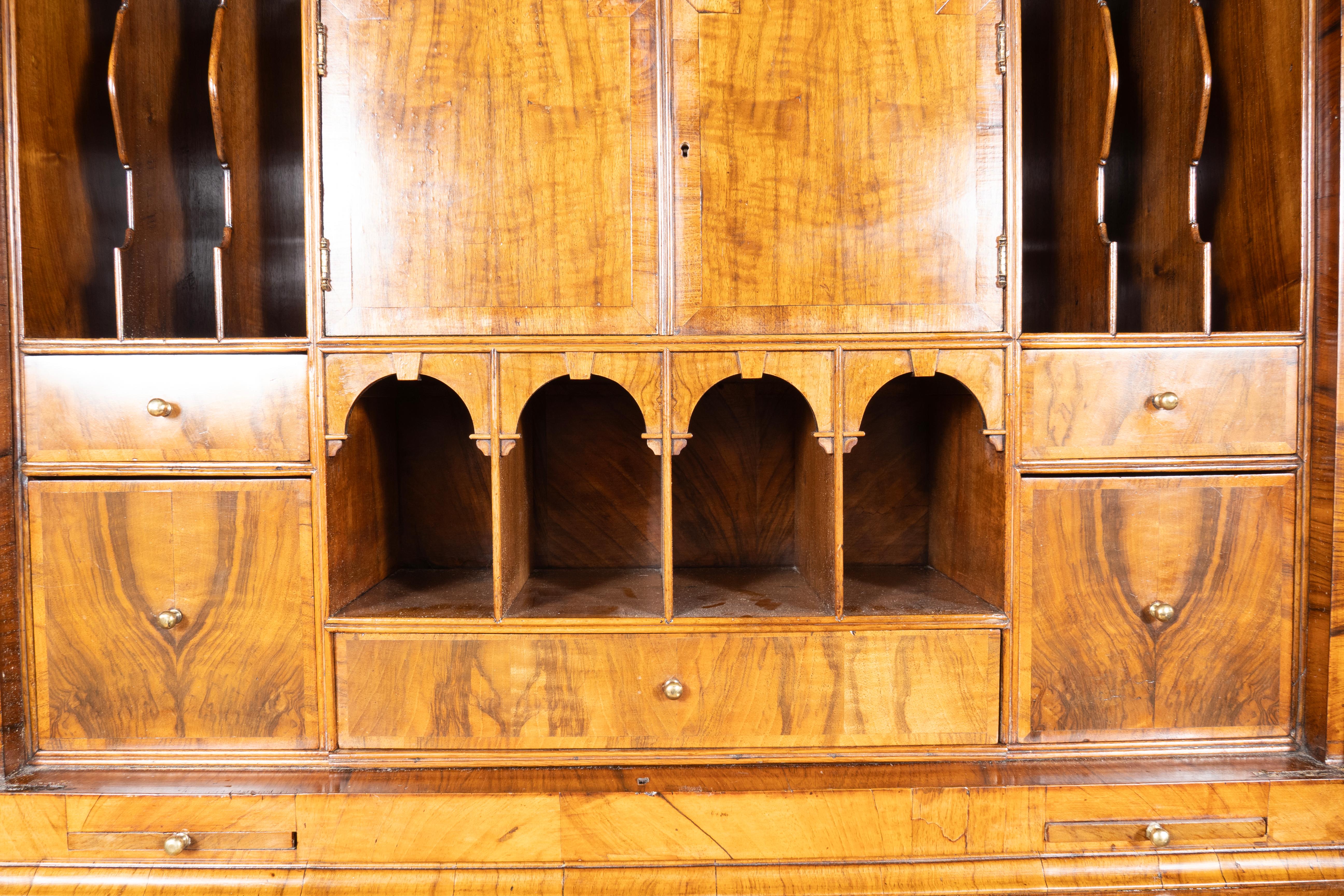 Bibliothèque bureau à double dôme en noyer Queen Anne en vente 11