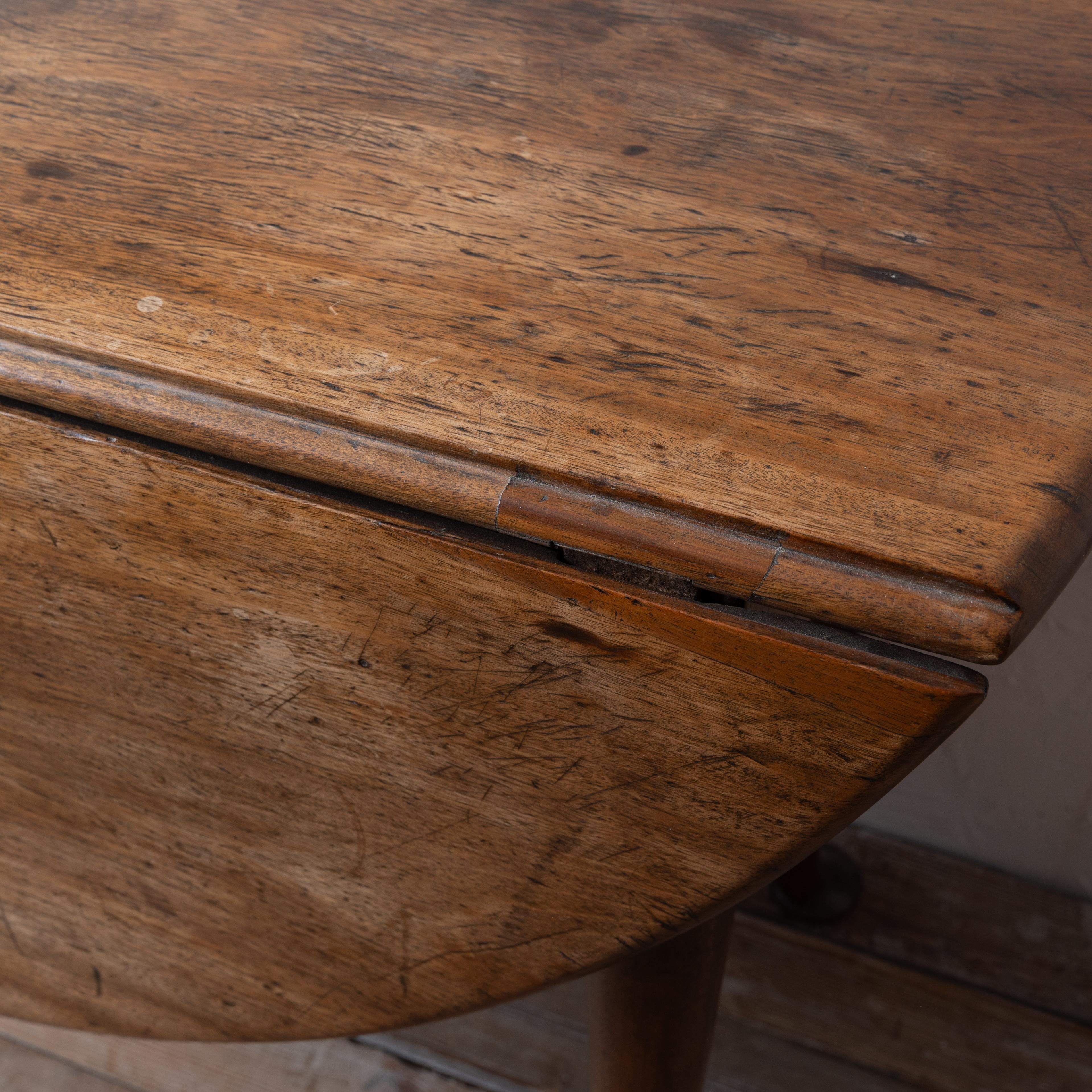 Queen Anne Walnut Drop-Leaf Table, c.1740 6