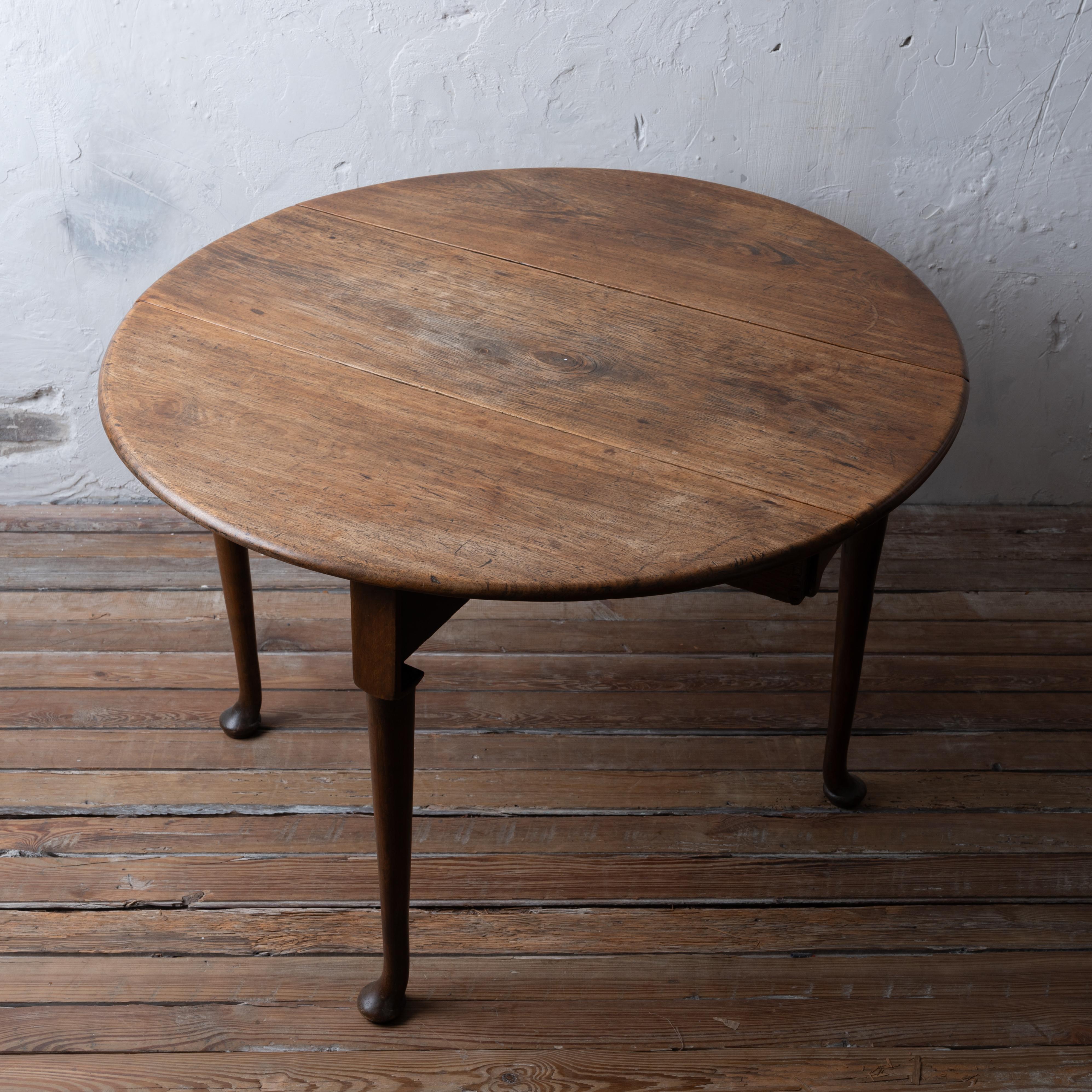 Queen Anne Walnut Drop-Leaf Table, c.1740 In Good Condition In Savannah, GA