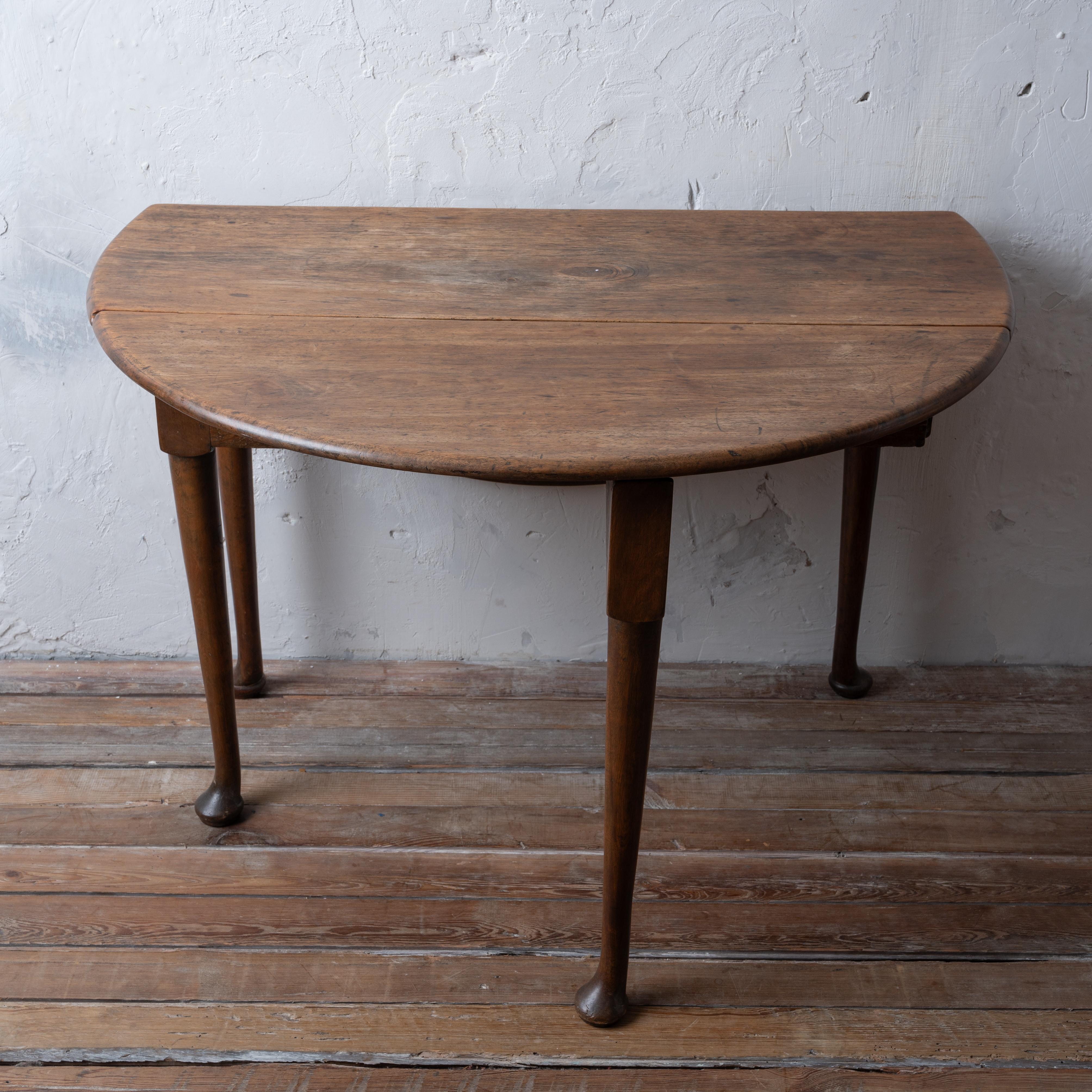 Queen Anne Walnut Drop-Leaf Table, c.1740 2