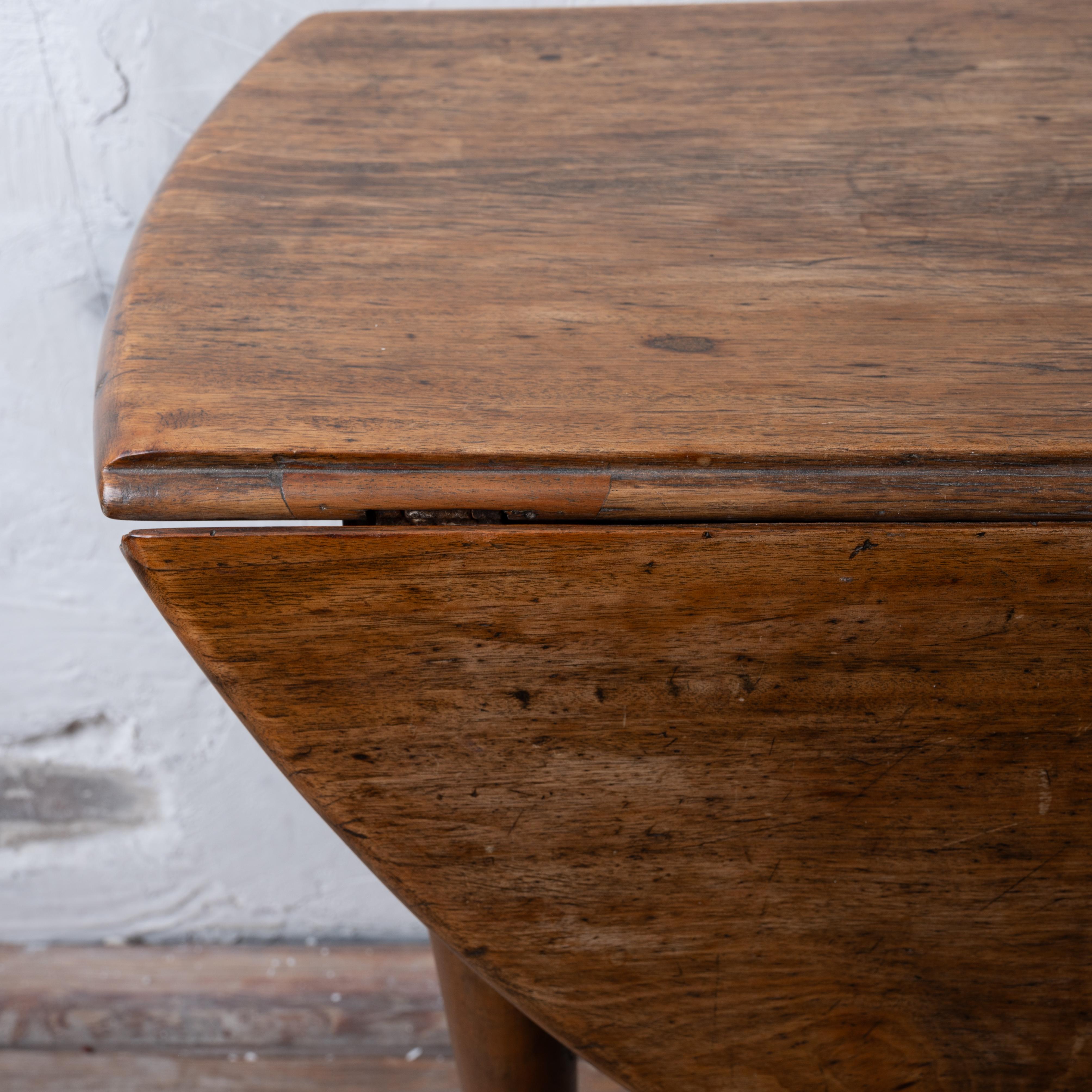Queen Anne Walnut Drop-Leaf Table, c.1740 4