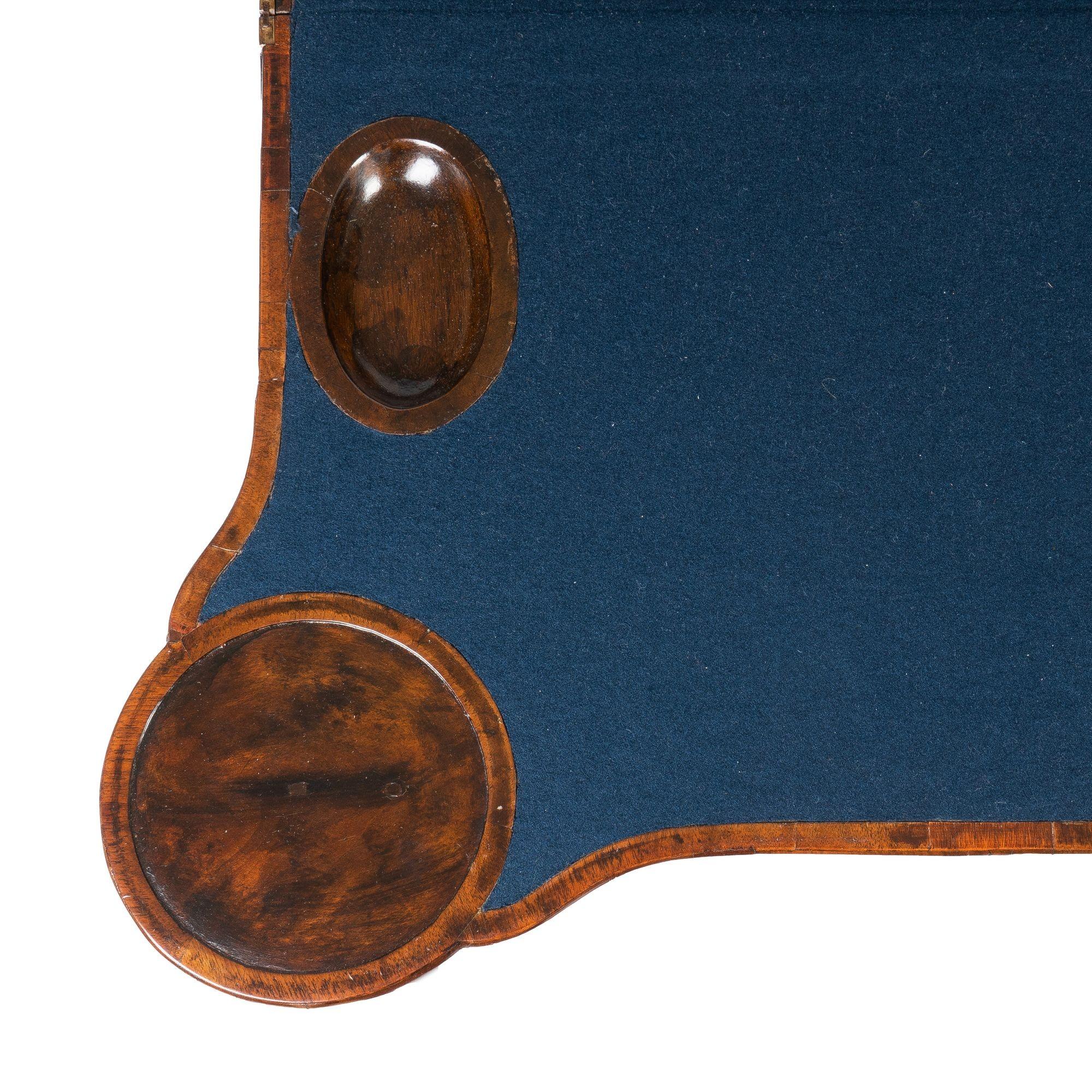 Queen Anne-Konzerina-Spieltisch aus Nussbaumholz mit Flip-Top, um 1720 im Zustand „Gut“ im Angebot in Kenilworth, IL