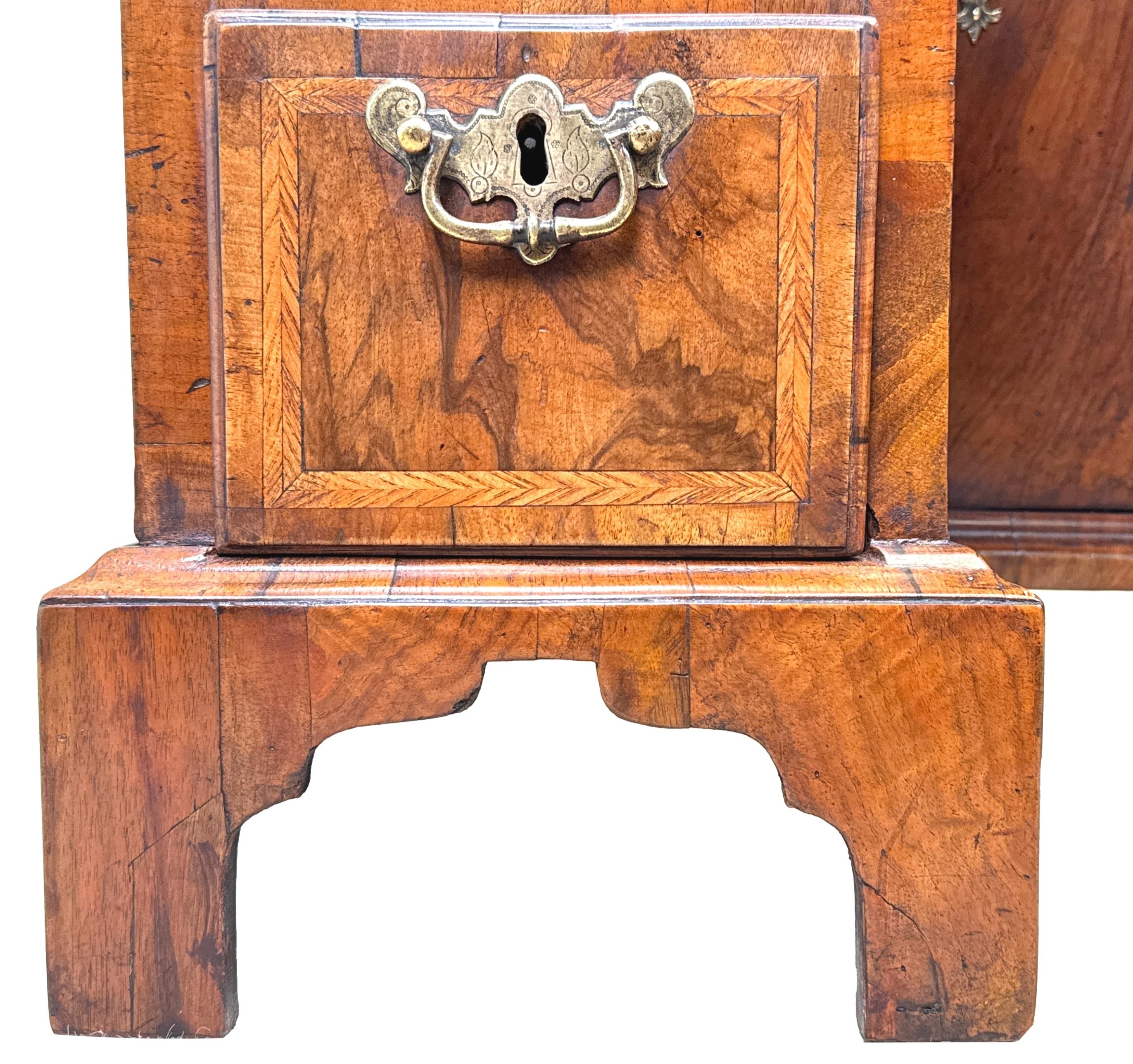 Queen Anne Walnut Kneehole Desk In Good Condition In Bedfordshire, GB