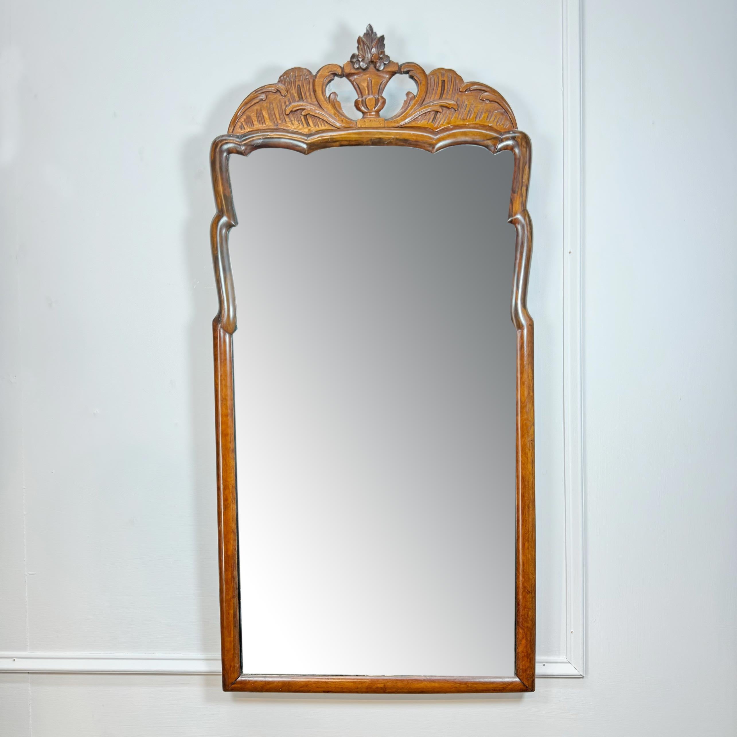 Espejo de nogal Queen Anne Circa 1715 en venta 3