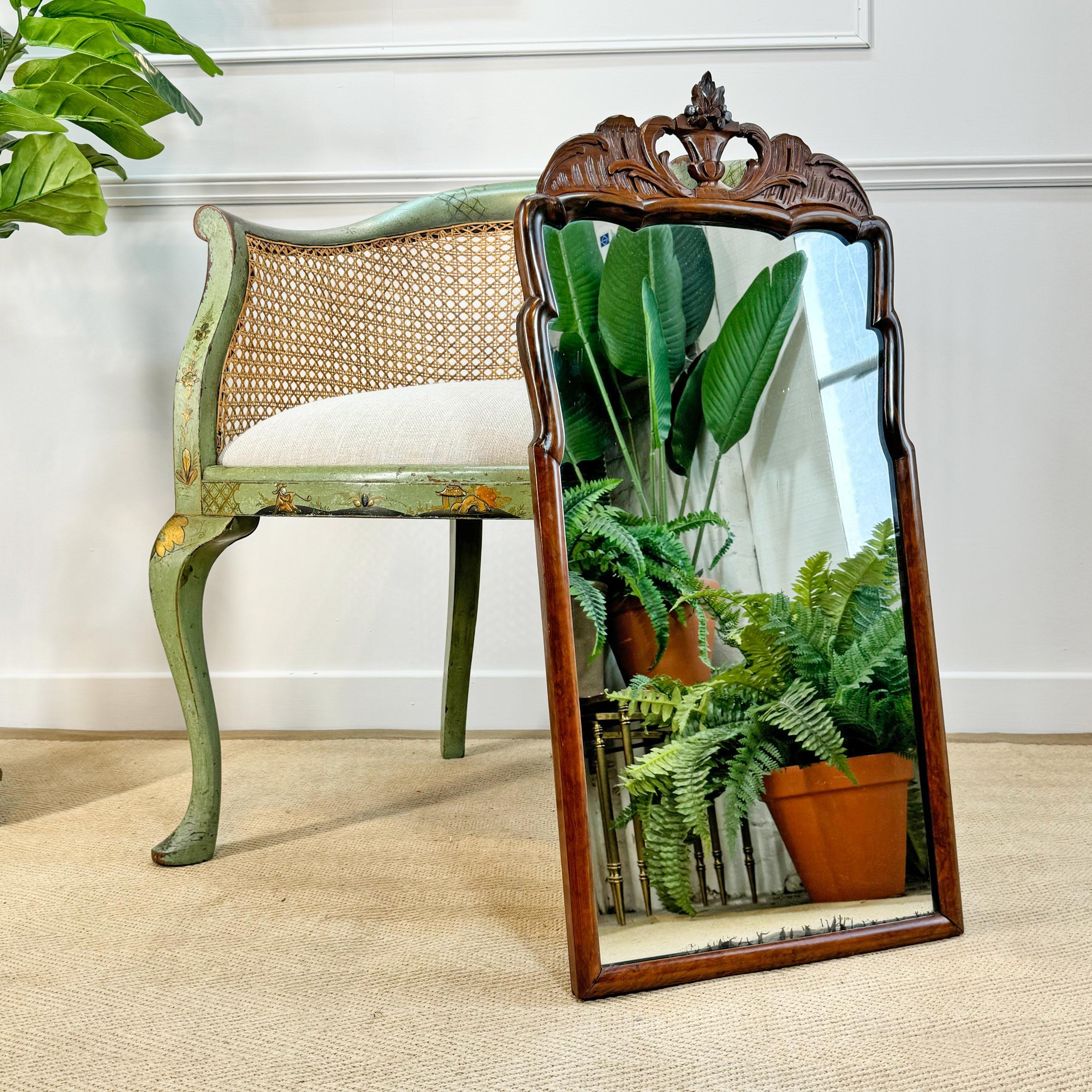 Fino espejo Queen Anne de nogal con marco estrecho, crestería tallada y placa de espejo original. En magnífico estado original, con el respaldo original de roble. 



Pequeñas zonas de foxing en la placa, la cresta es desmontable.



Por favor, ten