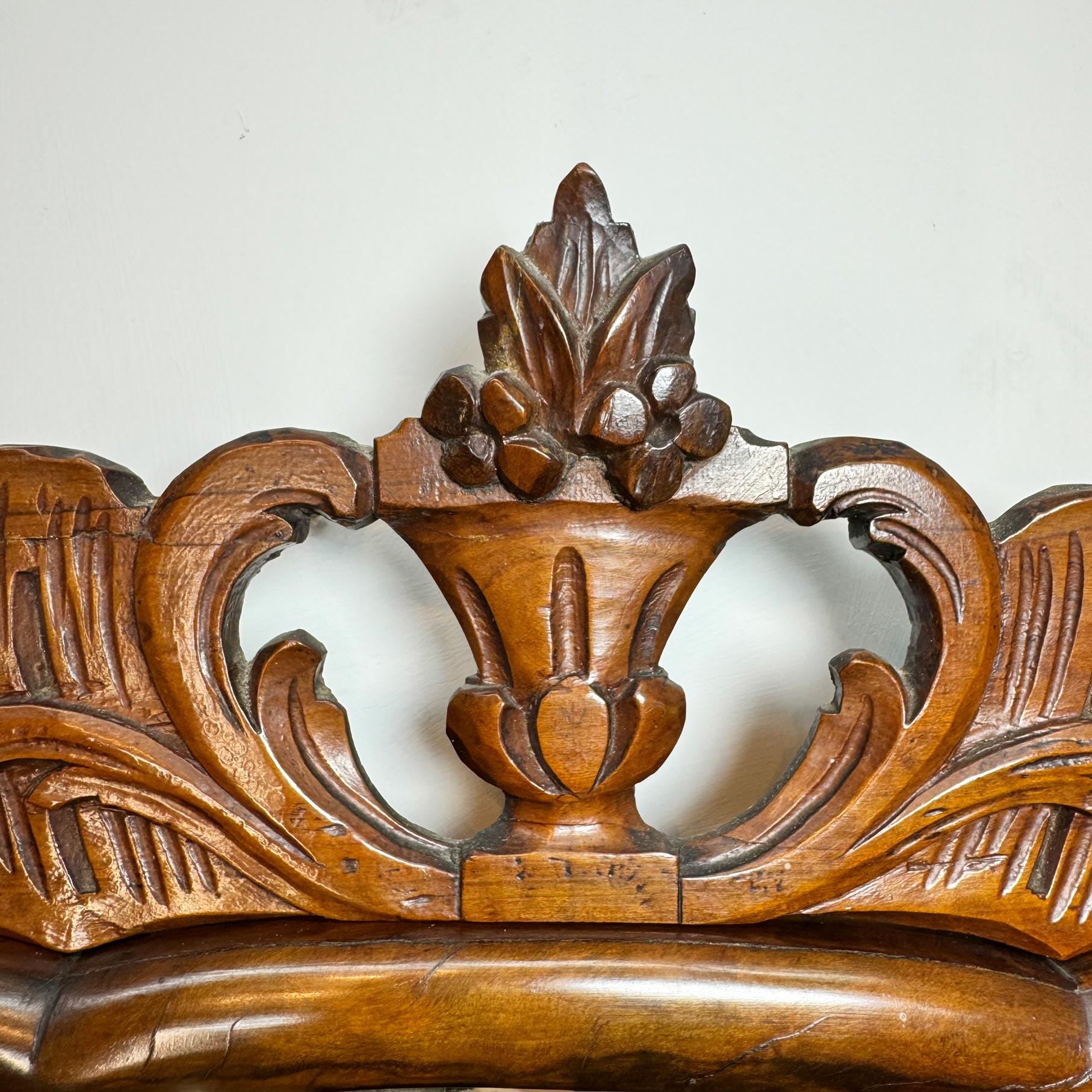Espejo de nogal Queen Anne Circa 1715 Tallado a mano en venta