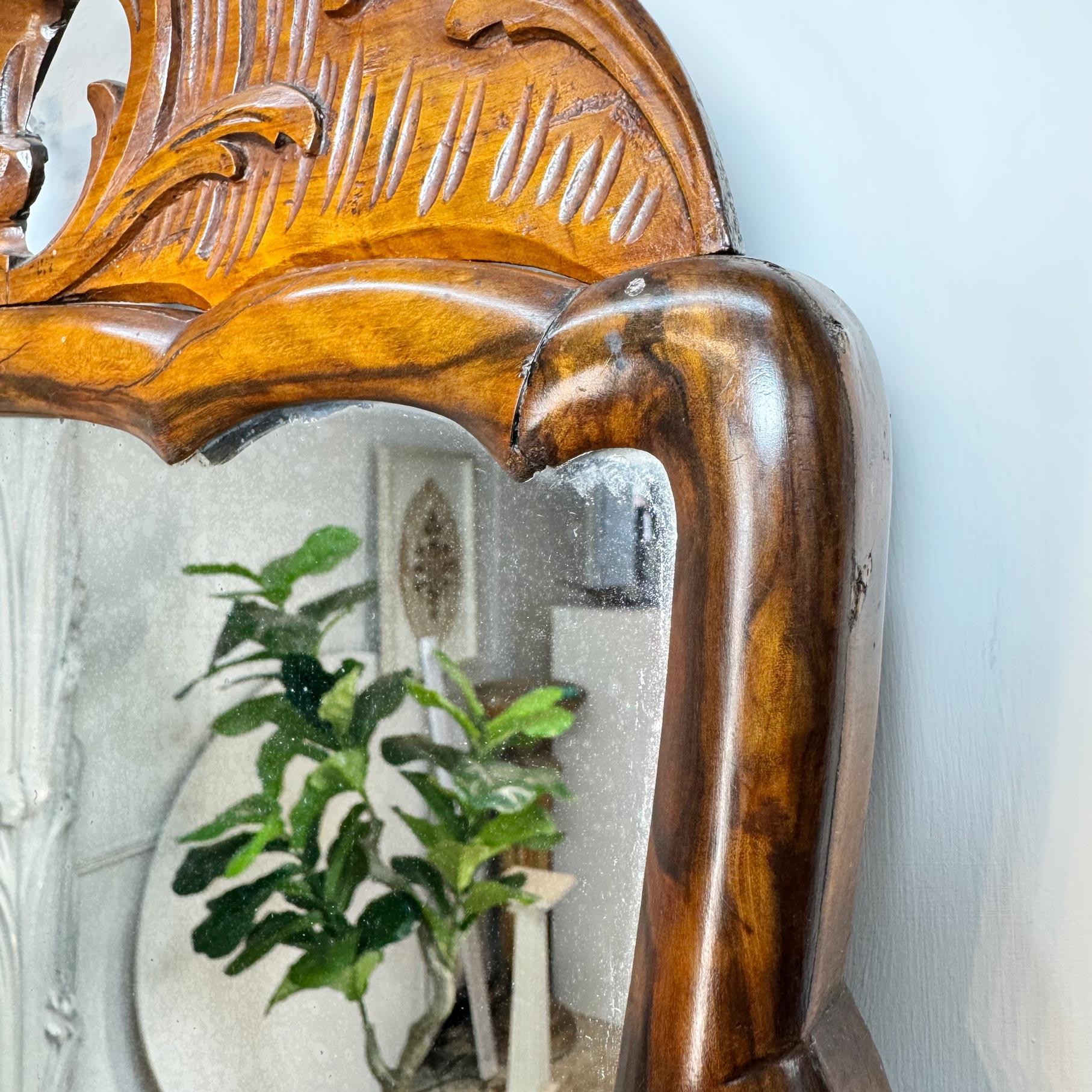 Queen Anne Walnut Mirror Circa 1715 In Good Condition For Sale In Hastings, GB