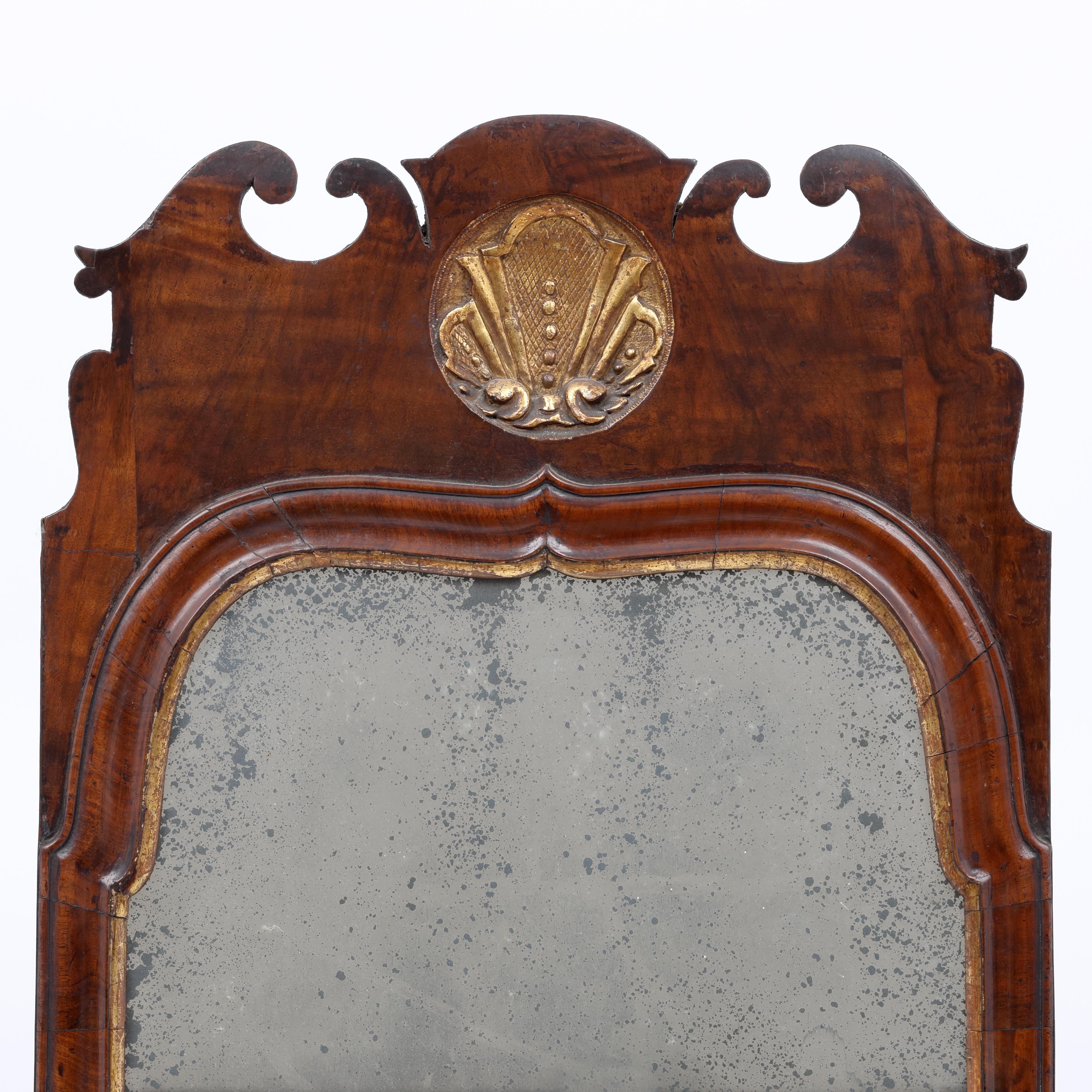 Queen Anne walnut pier mirror c.1710 Circa 1710 Un fino y raro perio de la Queen Anne Inglés en venta