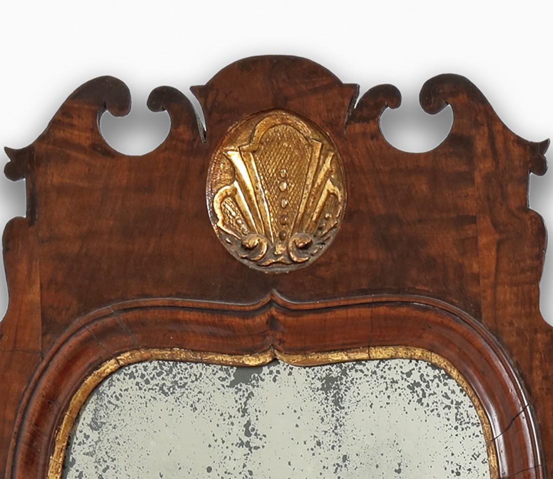 Queen Anne walnut pier mirror c.1710 Circa 1710 Un fino y raro perio de la Queen Anne en Bueno estado para la venta en Folkestone, GB