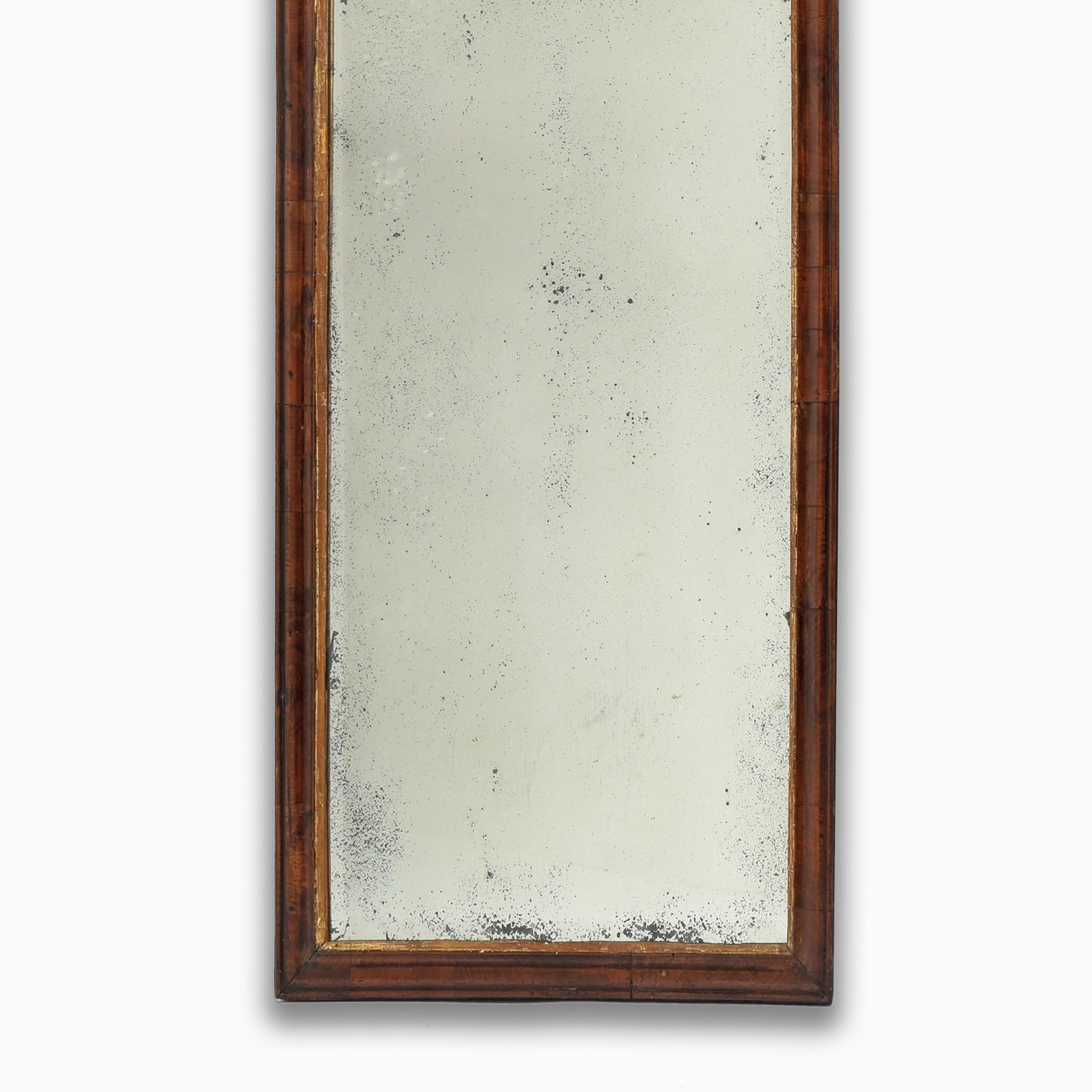 Queen Anne walnut pier mirror c.1710 Circa 1710 Un fino y raro perio de la Queen Anne siglo XVIII en venta
