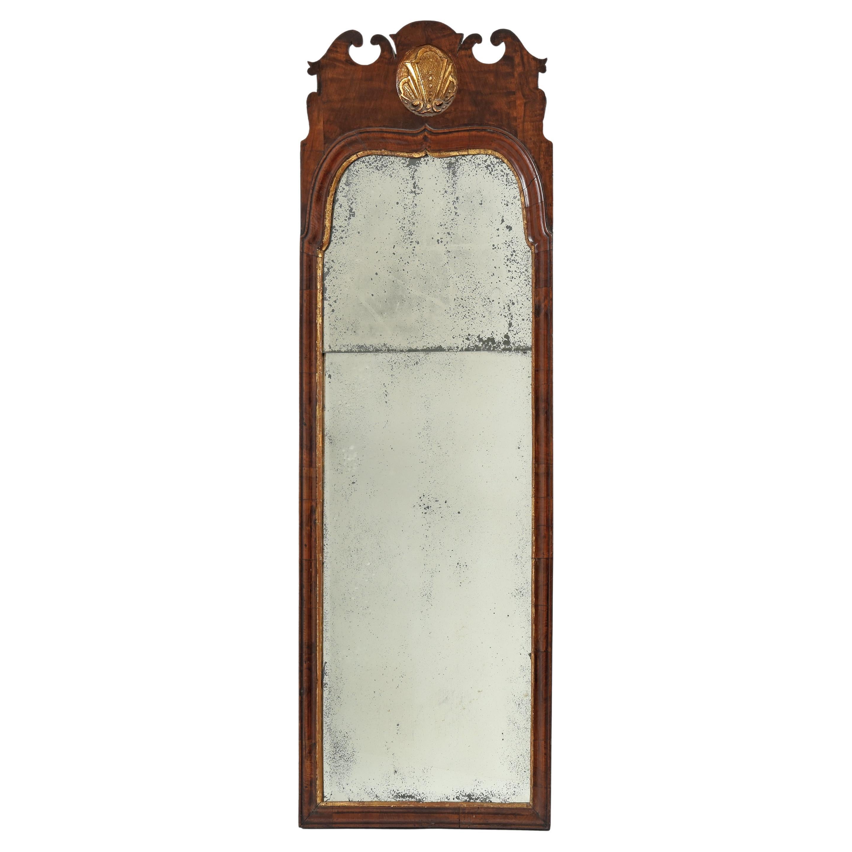 Miroir à piédestal en noyer de Queen Anne A.I.C. Circa 1710 Un beau et rare miroir à piédestal de Queen Anne...