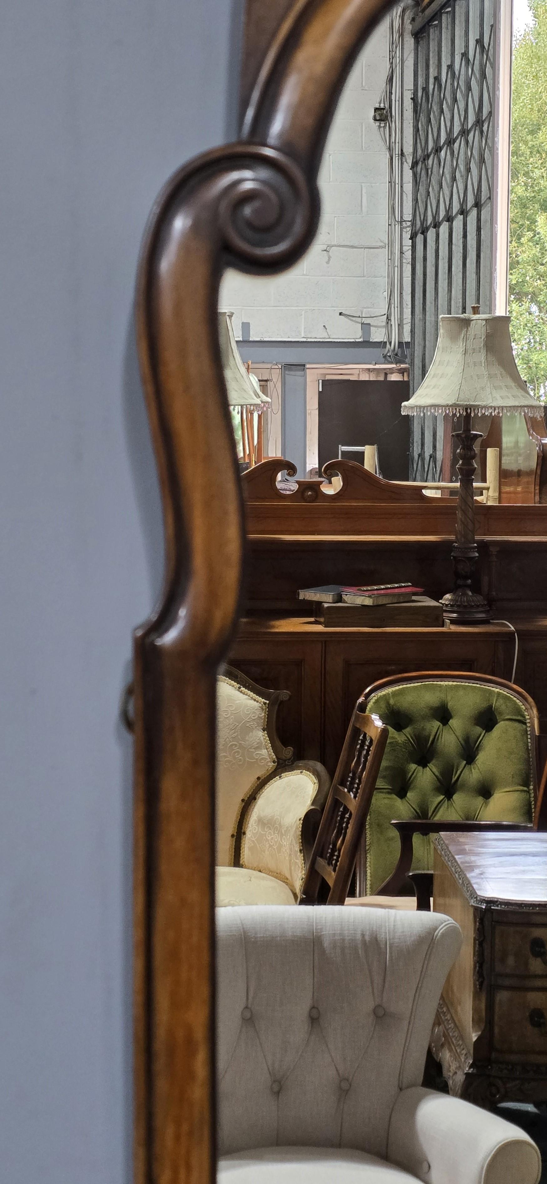 Inglese Queen Anne Walnut Pier Mirror in vendita
