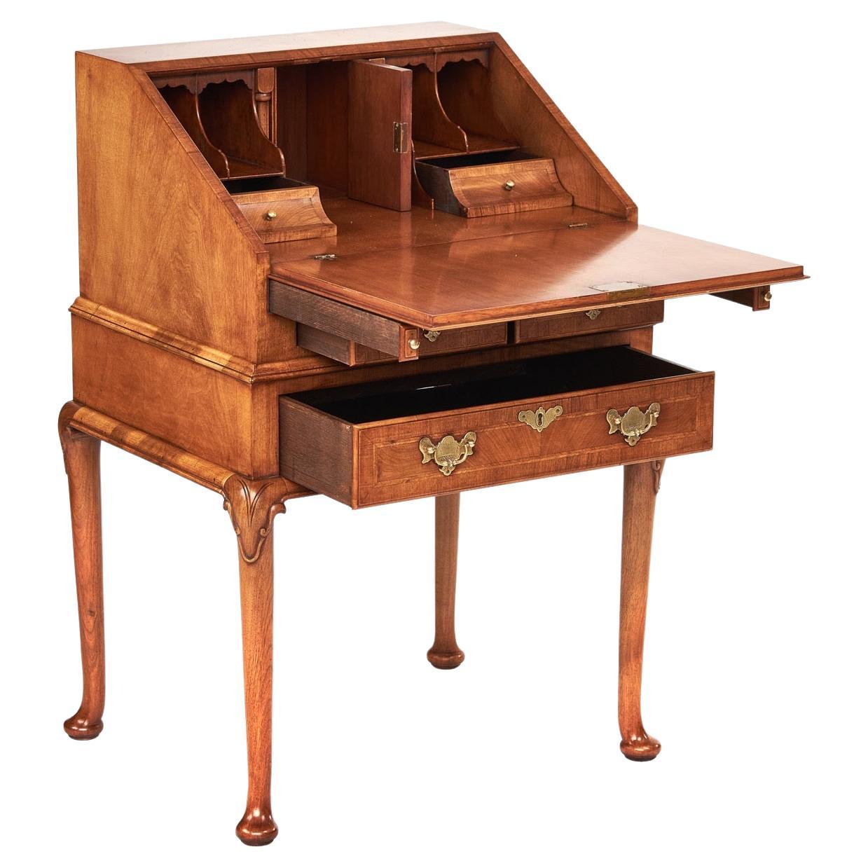 Queen Anne Nusssbaum Revival Bureau auf Ständer, ca. 1920er Jahre