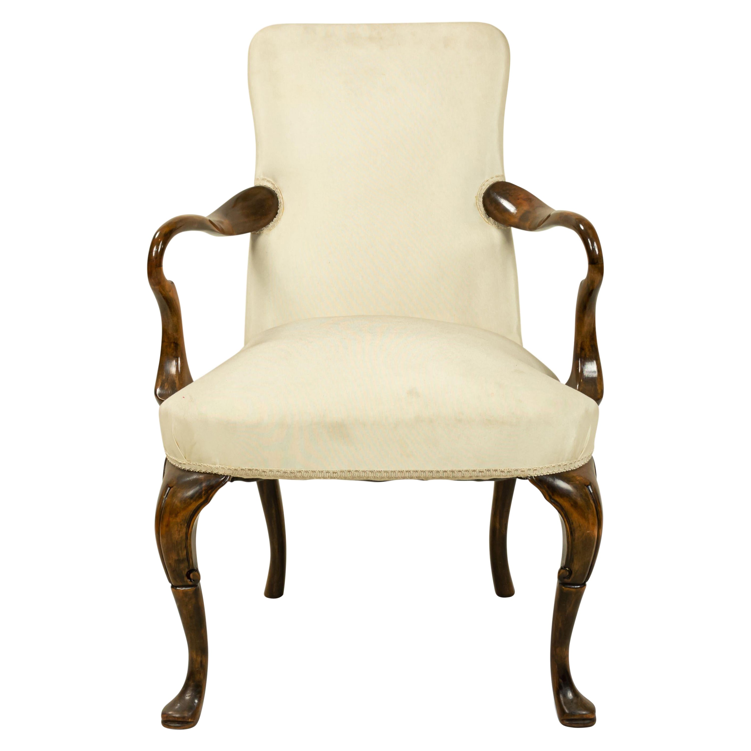 Chaise à accoudoirs en noyer tapissée de blanc de Queen Anne en vente