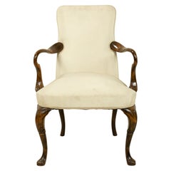 Chaise à accoudoirs en noyer tapissée de blanc de Queen Anne