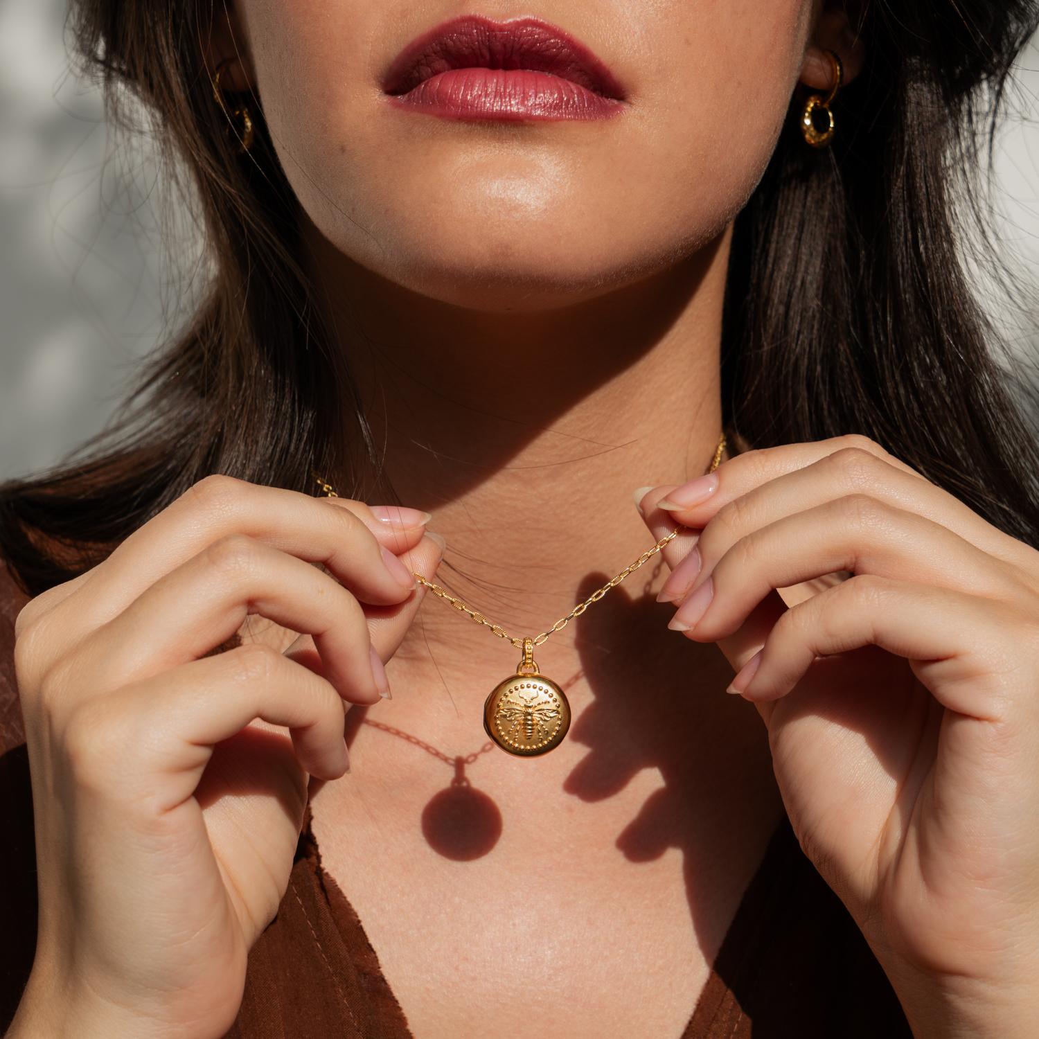 Contemporaneo Medaglione con ape regina in oro vermeil 18ct in vendita